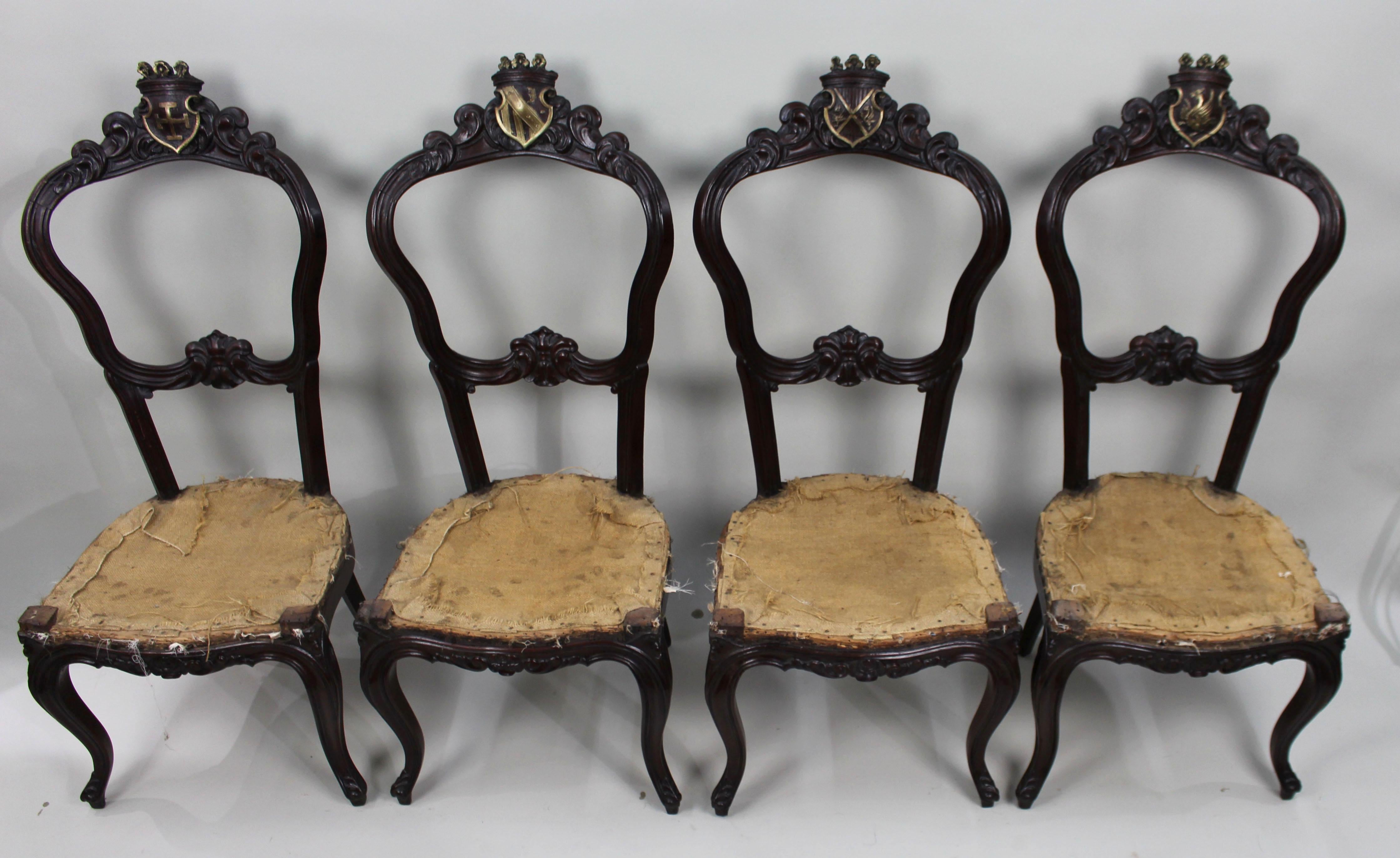 Européen Ensemble de 4 chaises héraldiques victoriennes à crête - Vers 1850 en vente