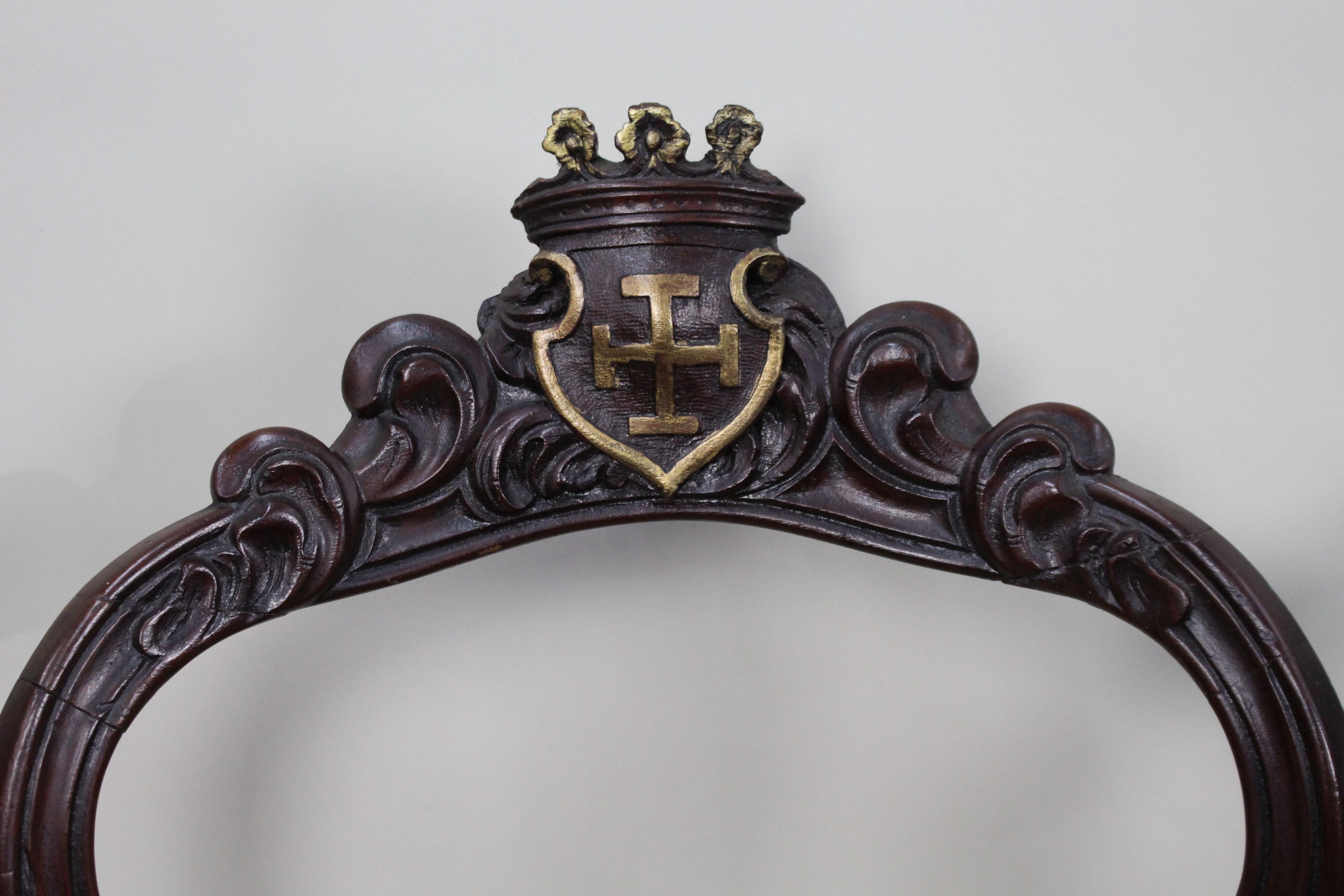 XIXe siècle Ensemble de 4 chaises héraldiques victoriennes à crête - Vers 1850 en vente