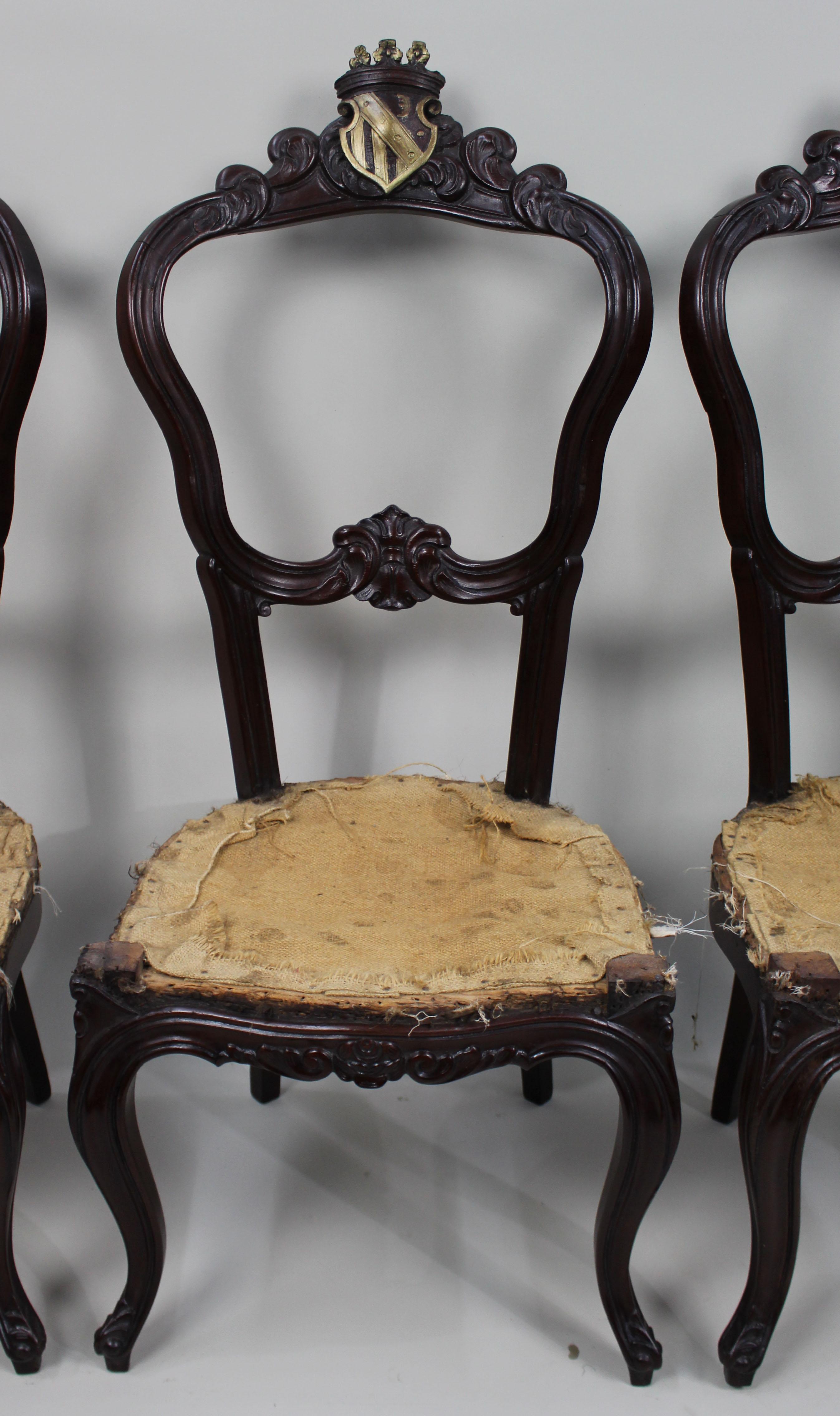 Bois Ensemble de 4 chaises héraldiques victoriennes à crête - Vers 1850 en vente