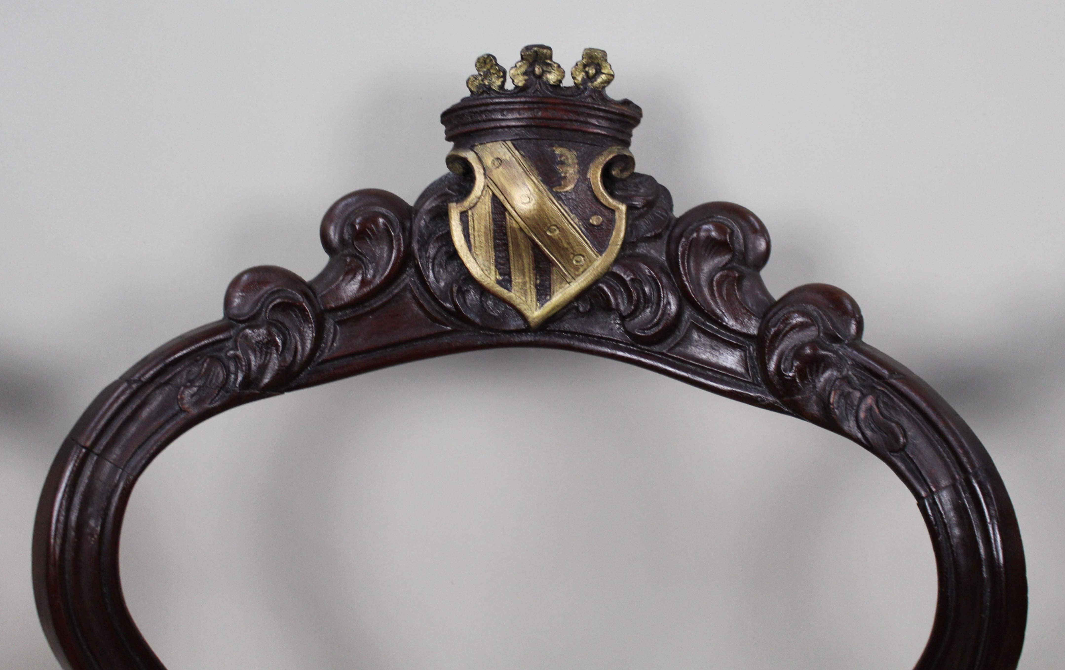 Ensemble de 4 chaises héraldiques victoriennes à crête - Vers 1850 en vente 1