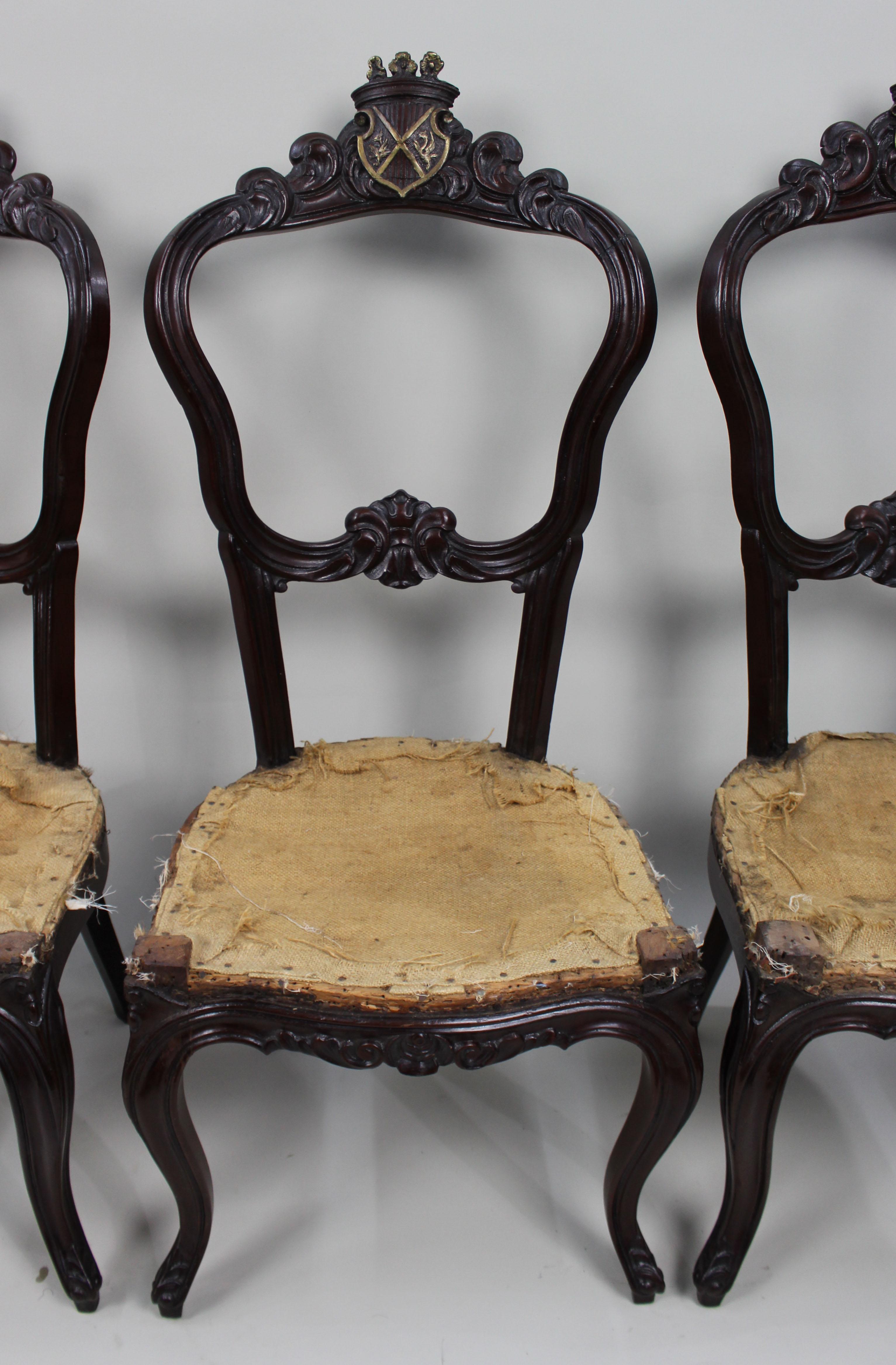 Ensemble de 4 chaises héraldiques victoriennes à crête - Vers 1850 en vente 2