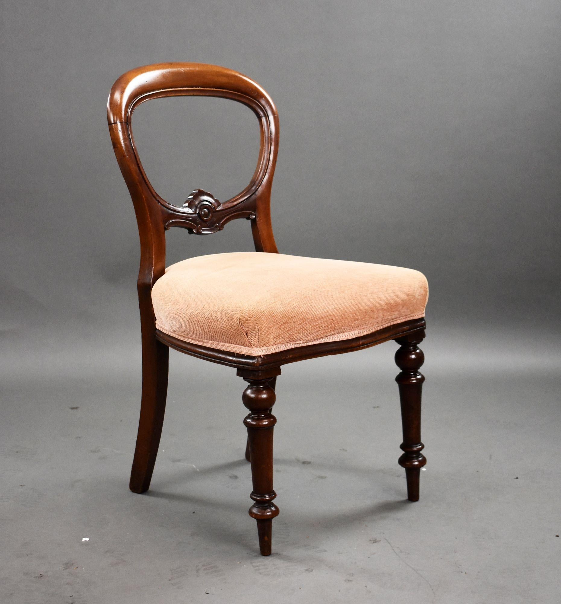 In vendita un set di 4 sedie da pranzo in mogano di epoca vittoriana di buona qualità, con schienali a palloncino e sedili impagliati, sollevati su gambe tornite; ogni sedia è strutturalmente sana, anche se potrebbe beneficiare di un nuovo