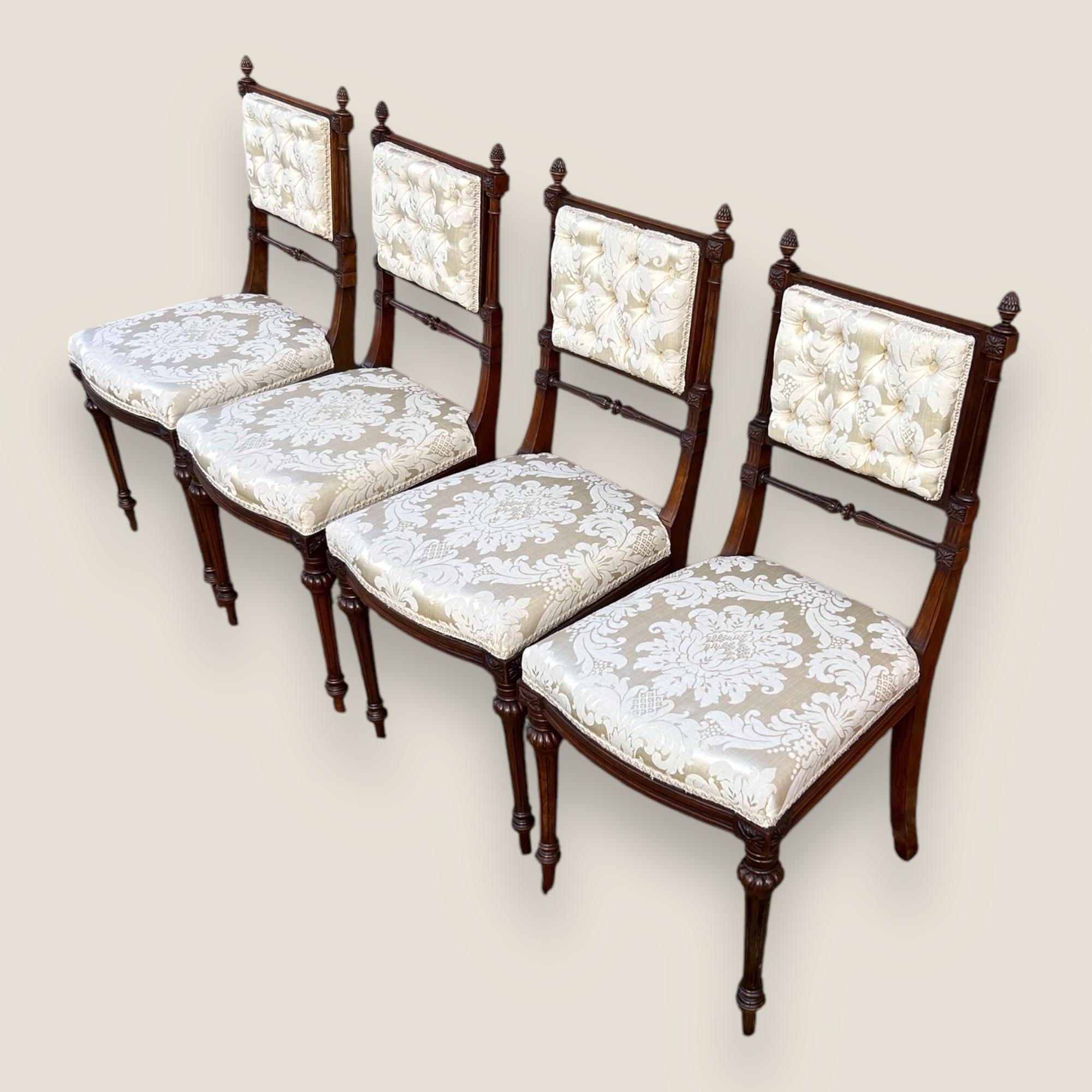 Ecco un bellissimo set di 4 sedie da pranzo vittoriane, tutte intagliate con ghiande nella parte superiore dello schienale, con schienali abbottonati color crema e sedili in tessuto con motivi floreali color crema. Tutte le sedie recano il timbro