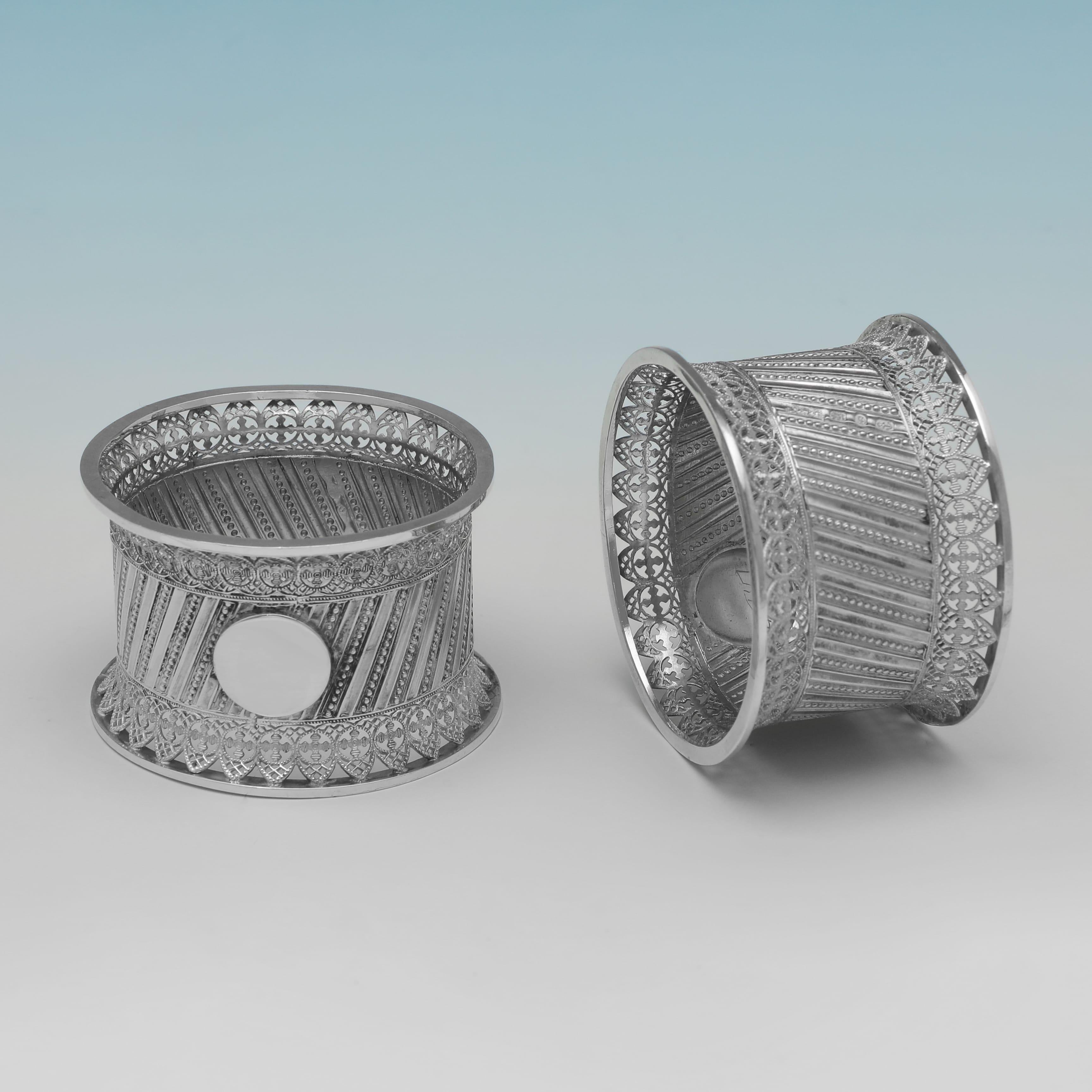 Marchiato a Birmingham nel 1890 da E. S. Barnsley & Co., questo attraente set vittoriano di 4 portatovaglioli antichi in argento sterling presenta decorazioni in filigrana e dettagli in perline. Ogni portatovagliolo misura 1,25