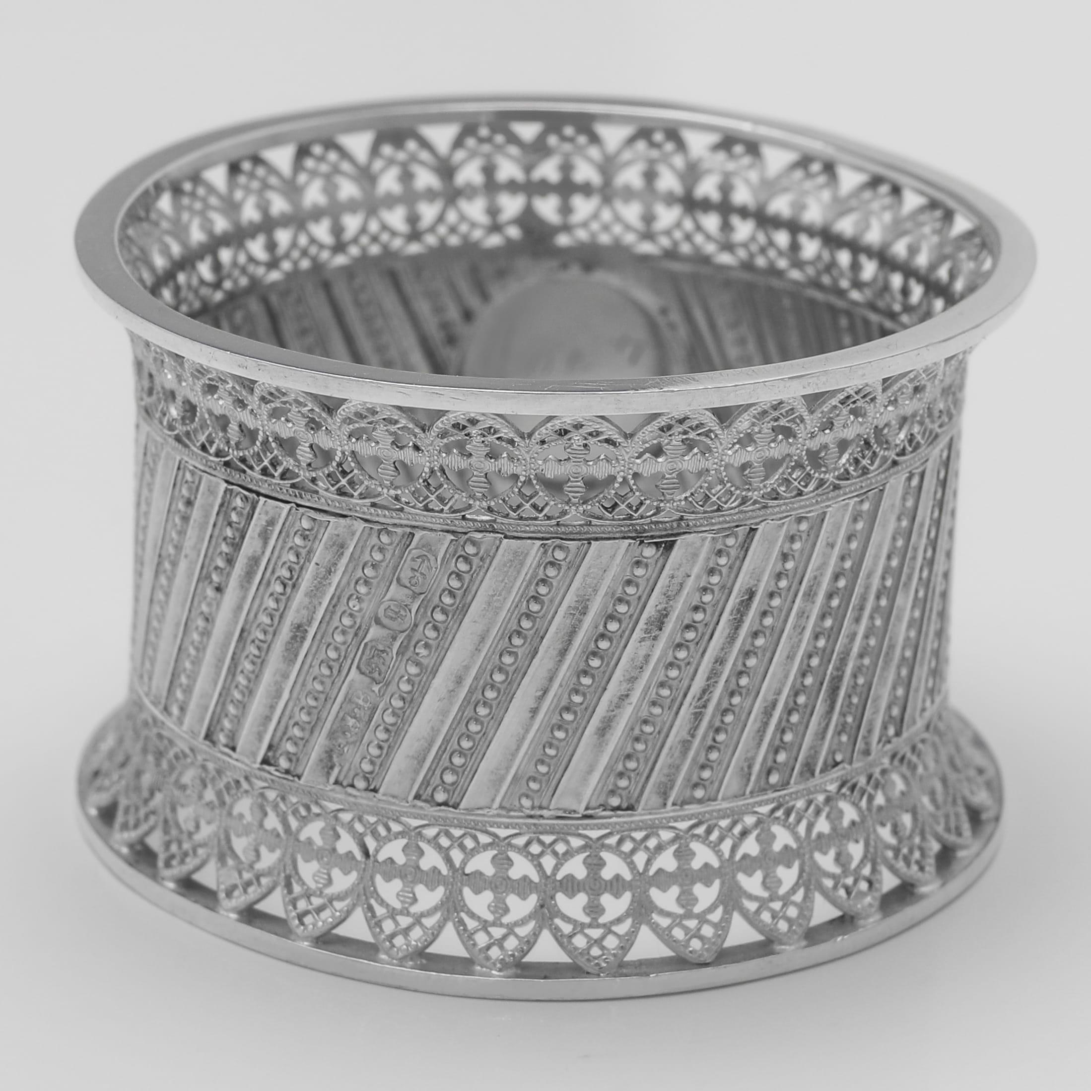 Inglese Set di 4 portatovaglioli vittoriani in argento filigranato - Made in 1890 in vendita
