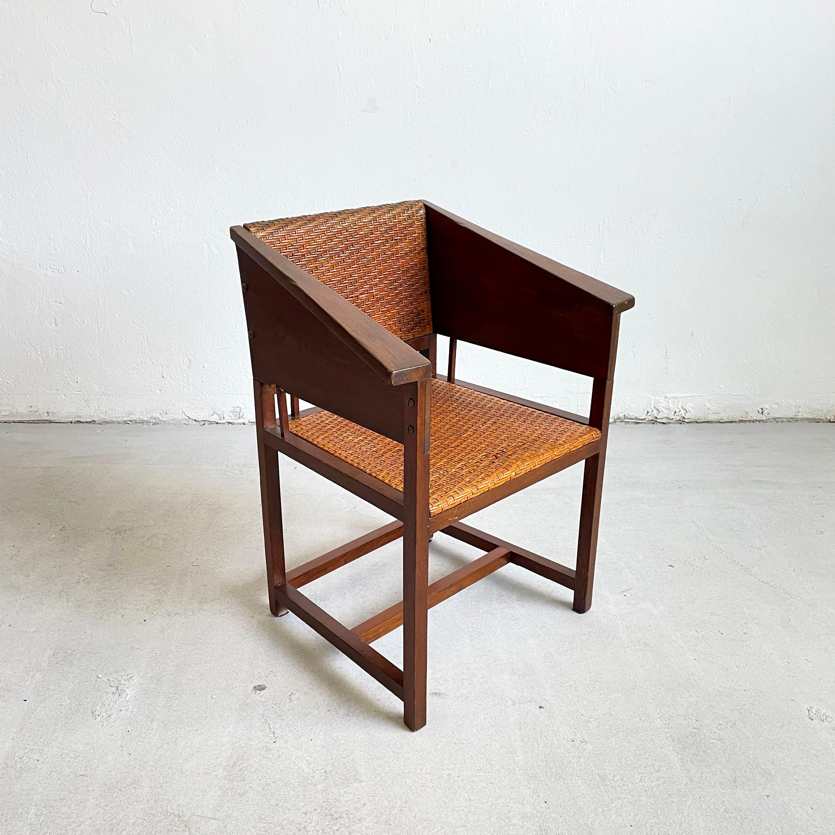 20ième siècle Ensemble de 4 chaises de sécession viennoise en chêne et rotin par H. Vollmer et W. Schmidt  en vente