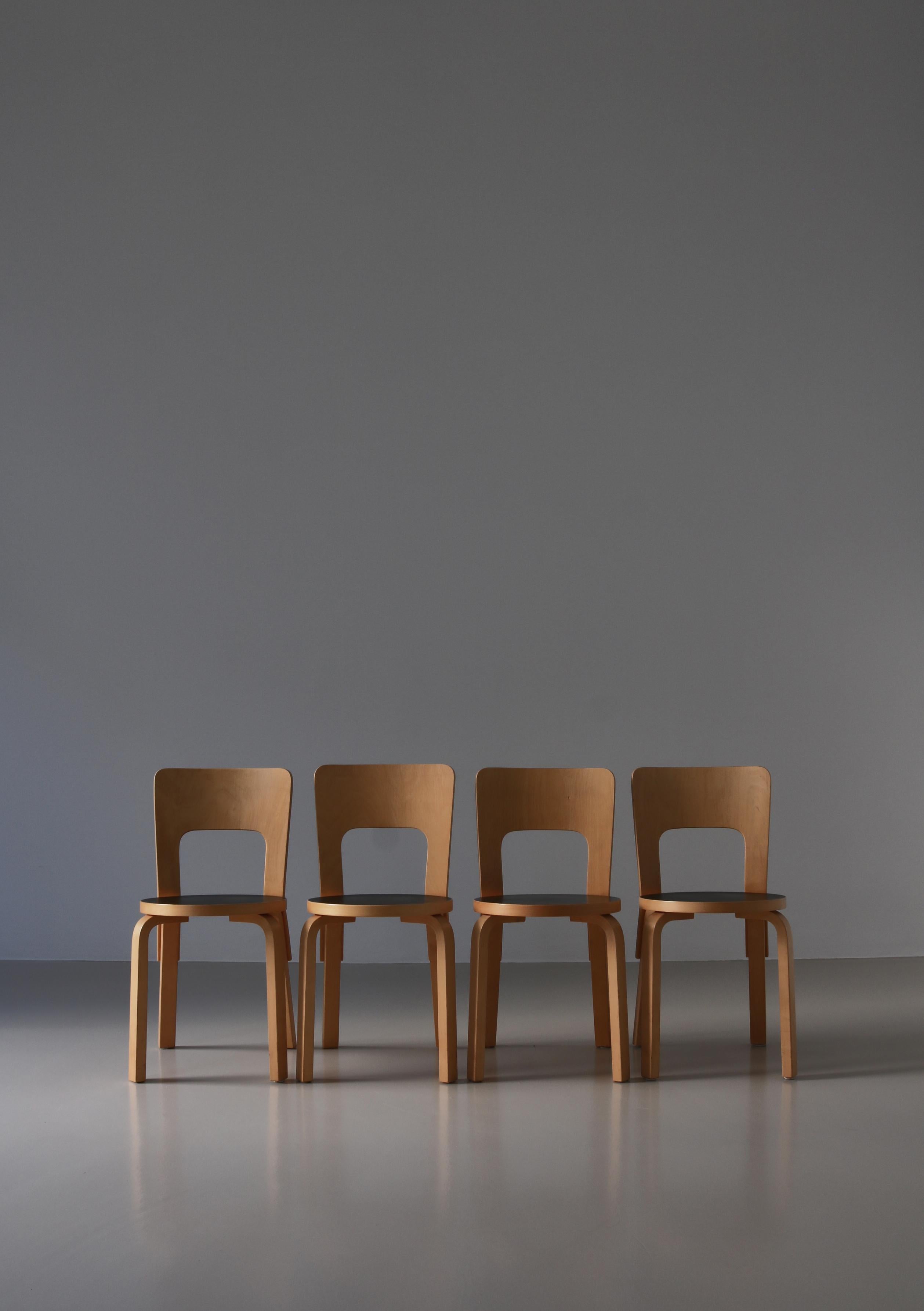 Ensemble de chaises de production vintage modèle 66 d'Alvar Aalto réalisées dans les années 1960. Les chaises sont faites de bouleau stratifié et de linoléum noir et ont un bel éclat et une belle patine. Magnifiquement usé mais sans dommages