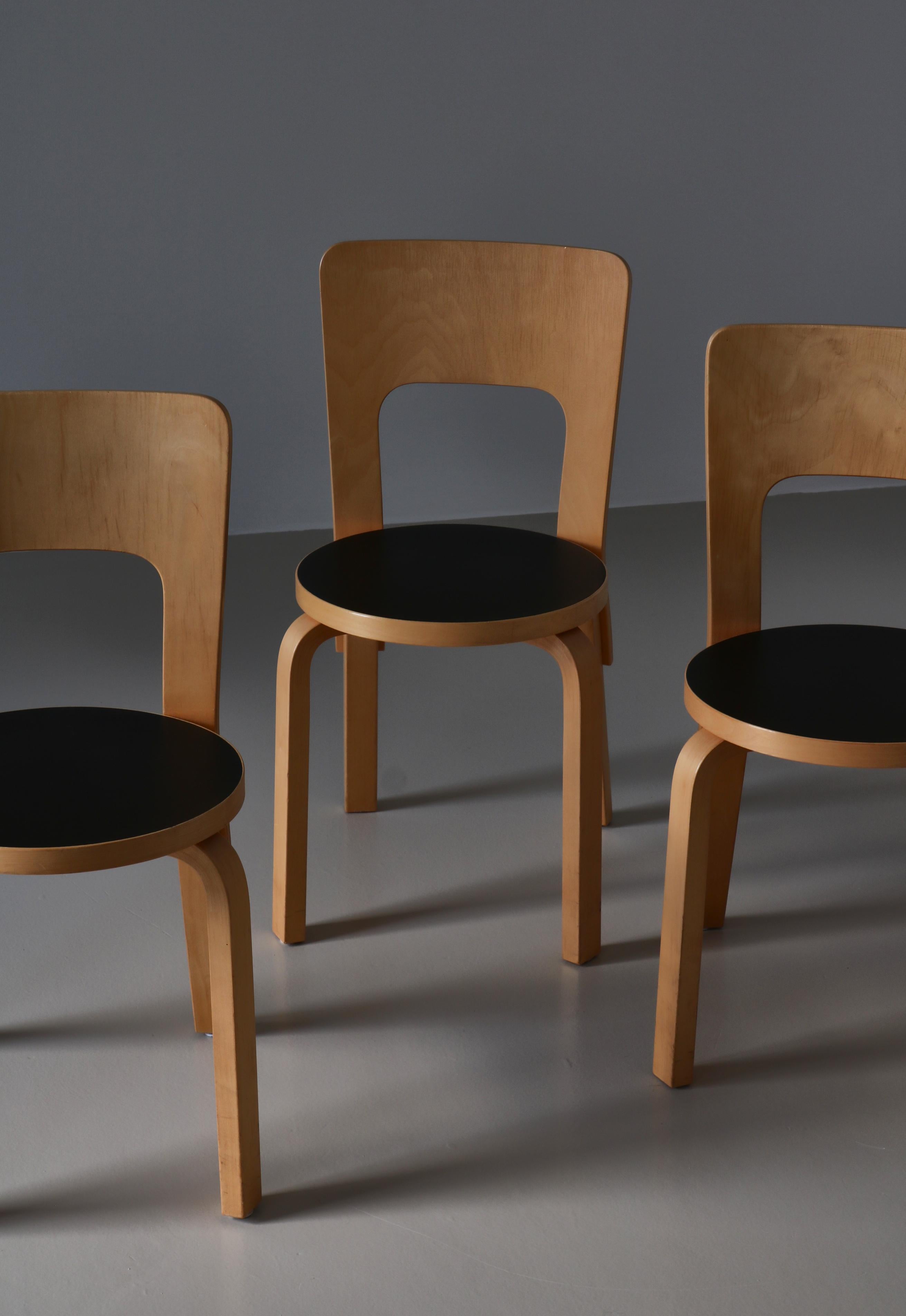 Scandinave moderne Ensemble de 4 chaises vintage Alvar Aalto modèle 66 d'Artek en bouleau stratifié, années 1960 en vente