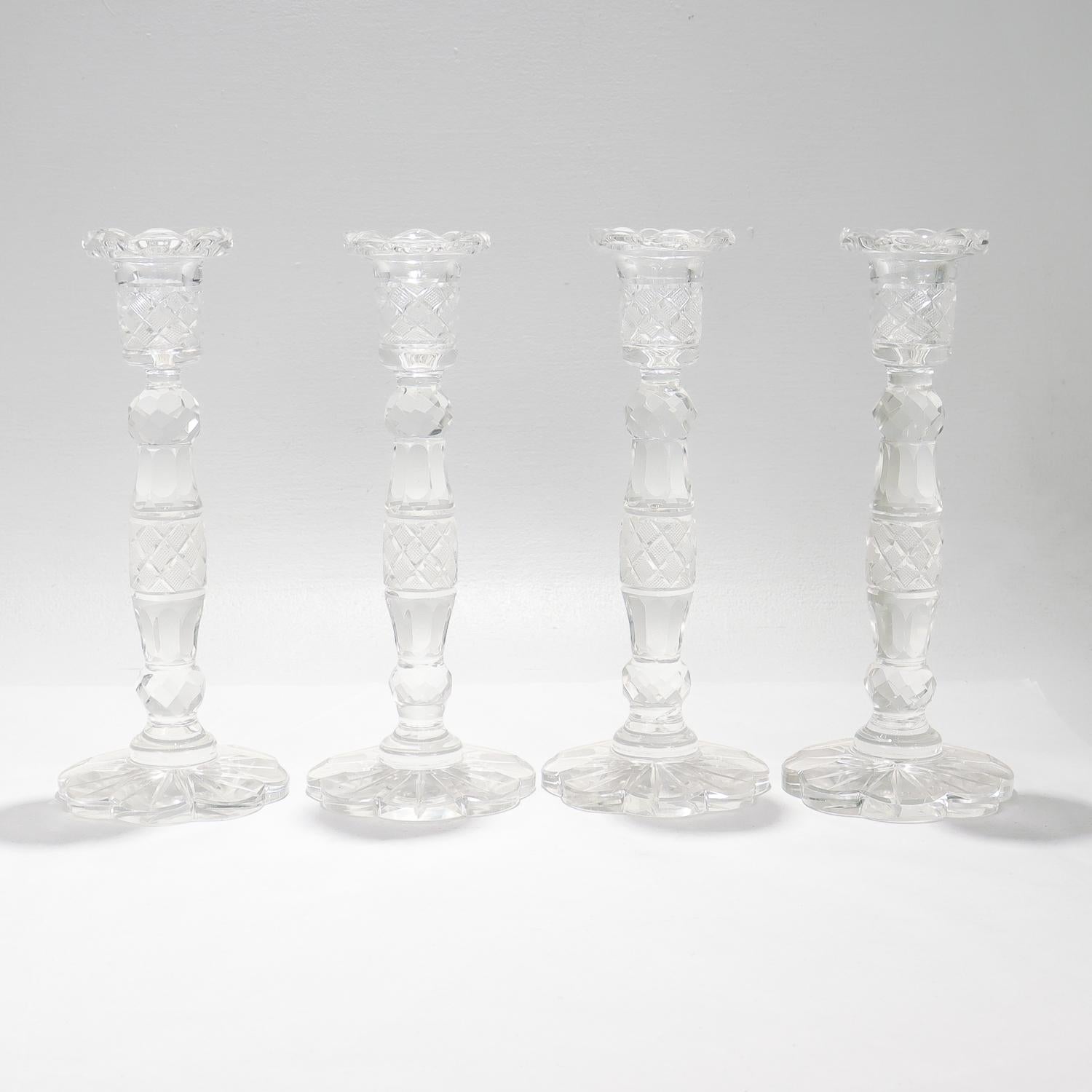 Un bel ensemble de 4 chandeliers de style géorgien.

Chacune d'entre elles est dotée d'une bobèche intégrale soutenue par des pédaliers en forme de pommeau et de losange et des pieds floriformes.

Chacun d'eux est orné d'une fraise diamantée sur les