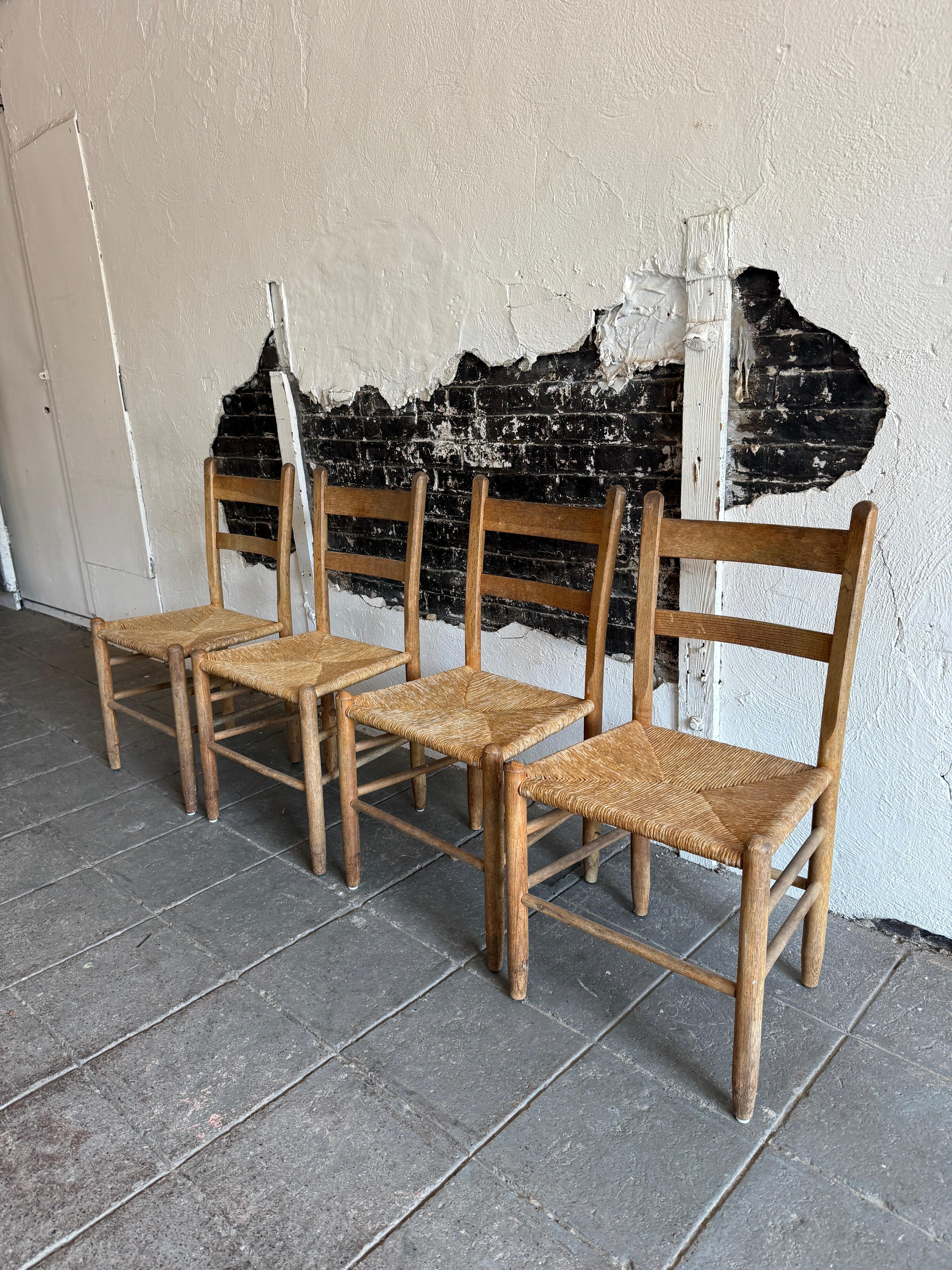 Satz von 4 Vintage Eiche und Binsen Esszimmerstühle schöne Patina. Stabiles und massives Eichenholz mit festen Binsensitzen. Stühle zeigen Gebrauchsspuren und tragen große Patina. Hergestellt in den USA um 1950

Verkauft als Satz von 4 Stühlen 