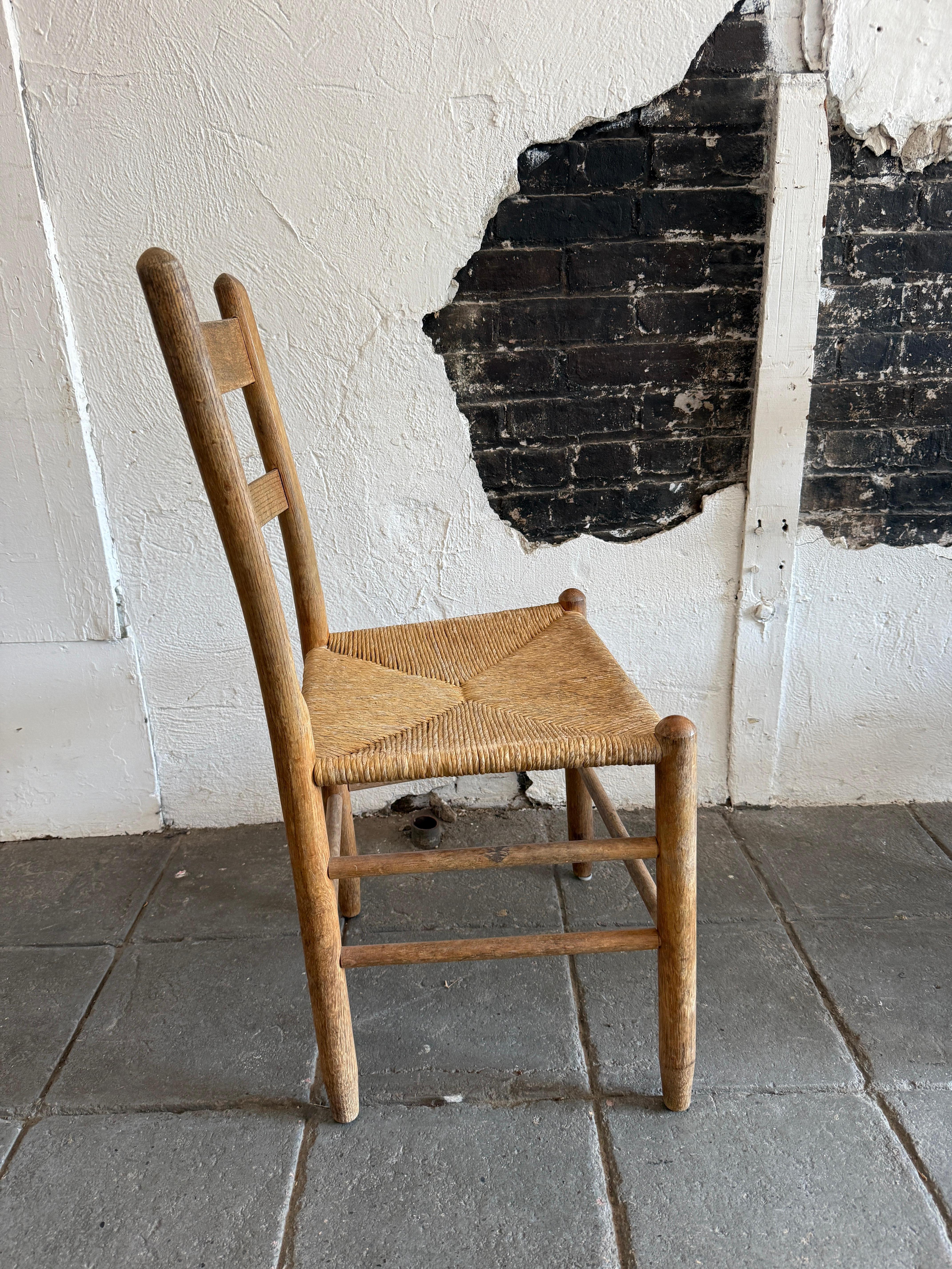 Satz von 4 Vintage antike Eiche und Binsen Esszimmerstühle schöne Patina im Zustand „Gut“ im Angebot in Brooklyn, NY