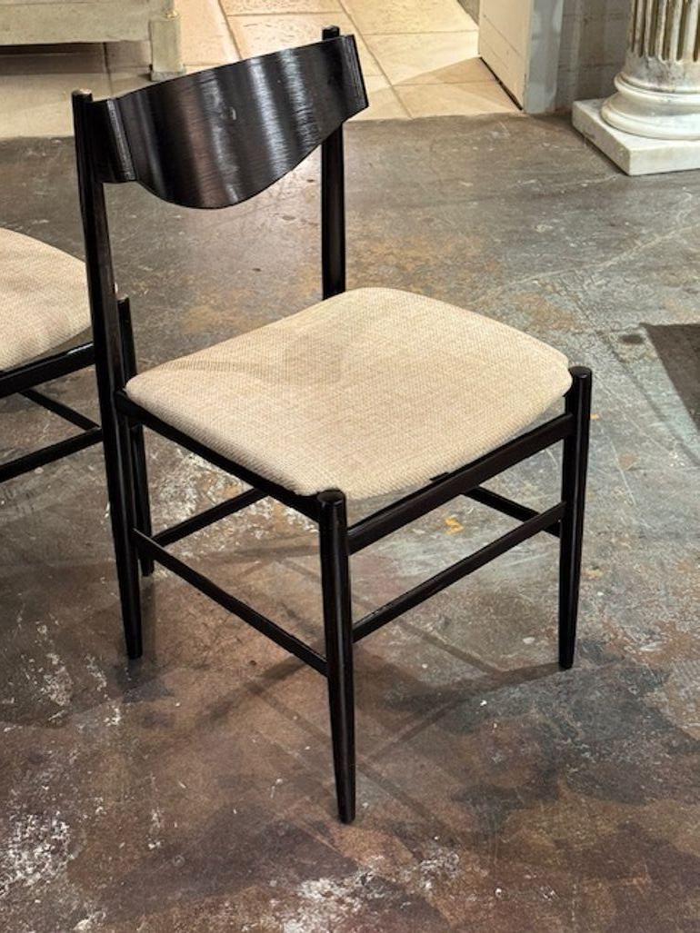 Le lot de 4 chaises italiennes de style Art Deco Vintage présente un style antique, ajoutant une touche d'élégance et de nostalgie à n'importe quel espace. Ces chaises présentent un design italien classique avec un clin d'œil à l'ère Art déco,