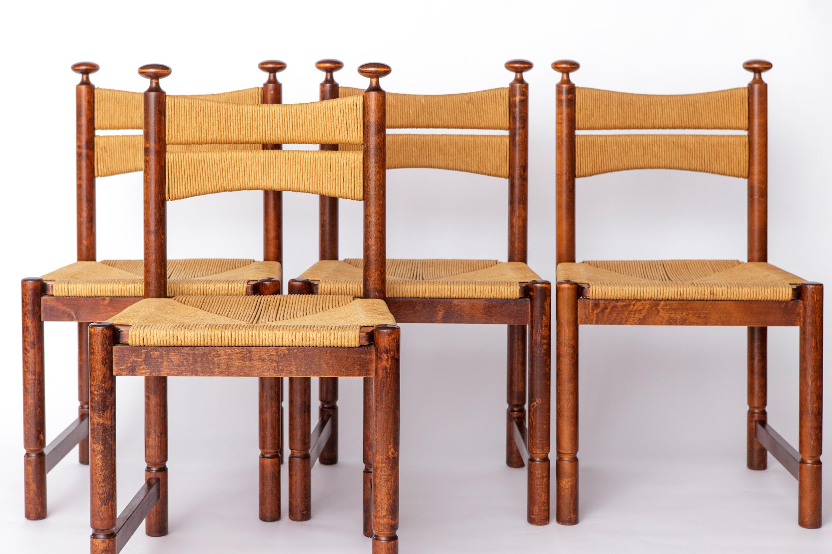 Einzigartiger Satz von 4 Vintage-Esszimmerstühlen von ASKO, Finnland, 1970er Jahre
Designer: Ilse Töyrylä
Modell: Odessa

Ein seltenes, modernes Set des renommierten finnischen Herstellers ASKO aus der Mitte des Jahrhunderts.
Die Stuhlrahmen sind