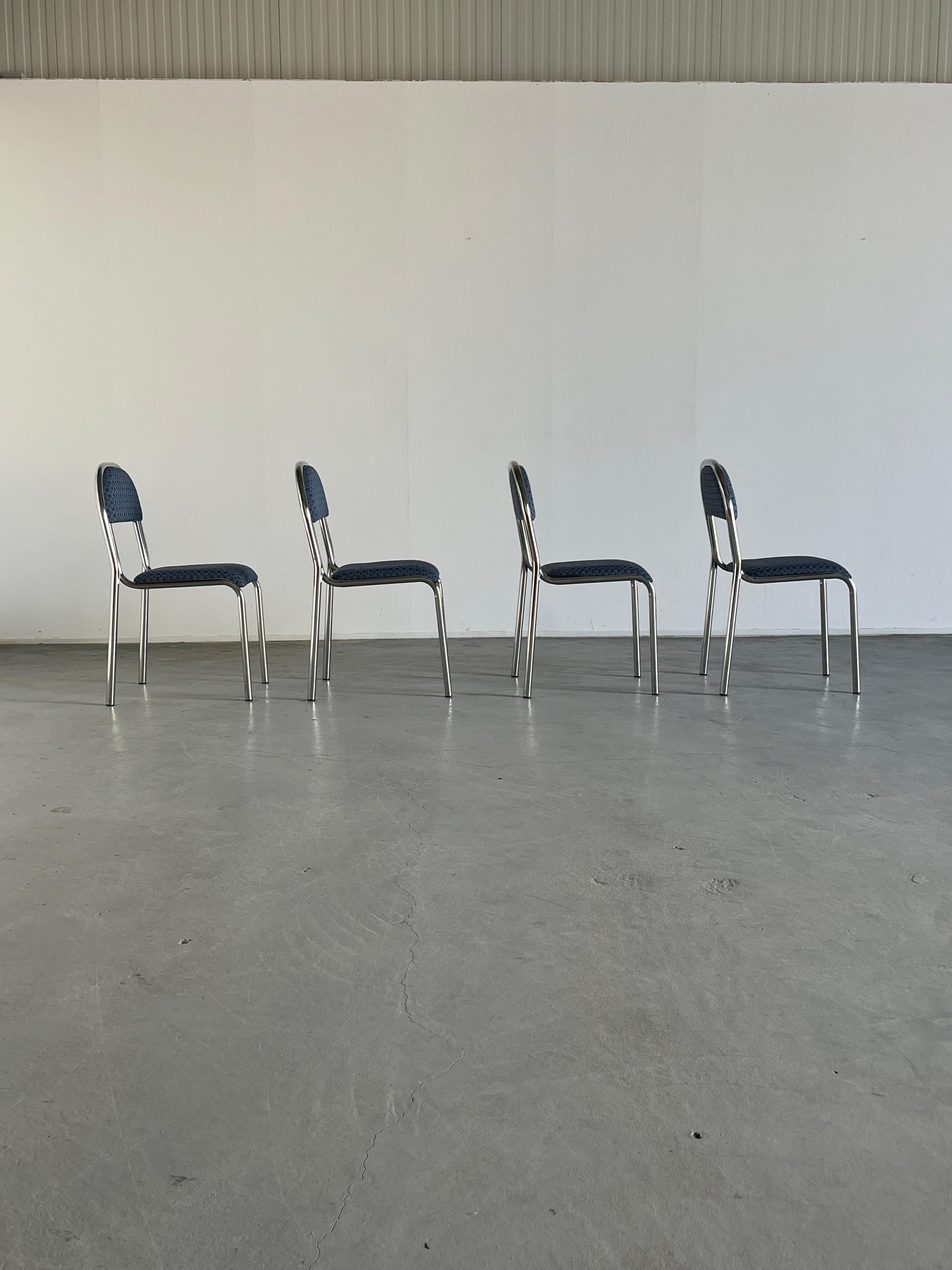 italien Ensemble de 4 chaises de salle à manger empilables en acier chromé de style Bauhaus, années 80, Italie en vente