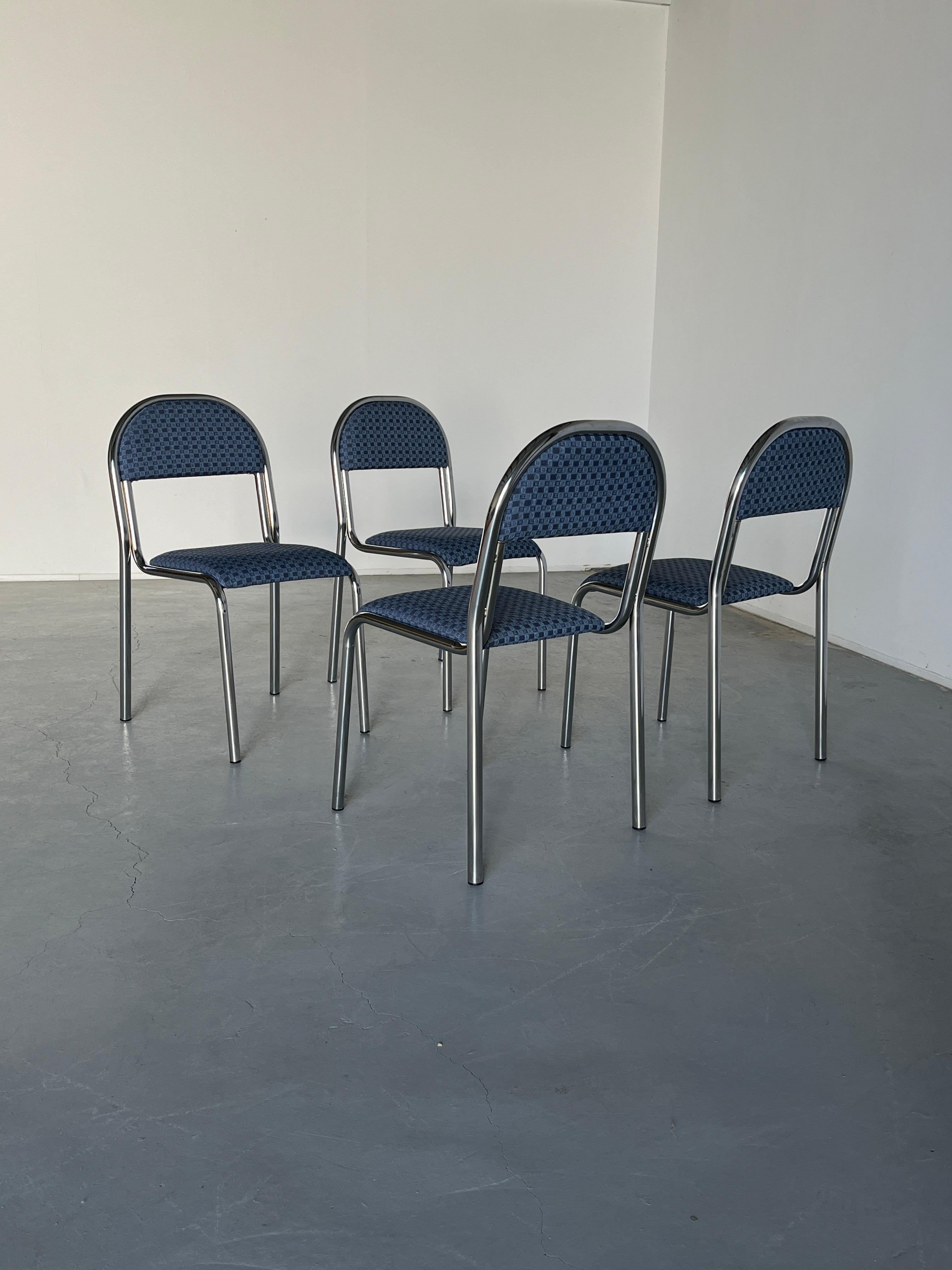 Fin du 20e siècle Ensemble de 4 chaises de salle à manger empilables en acier chromé de style Bauhaus, années 80, Italie en vente