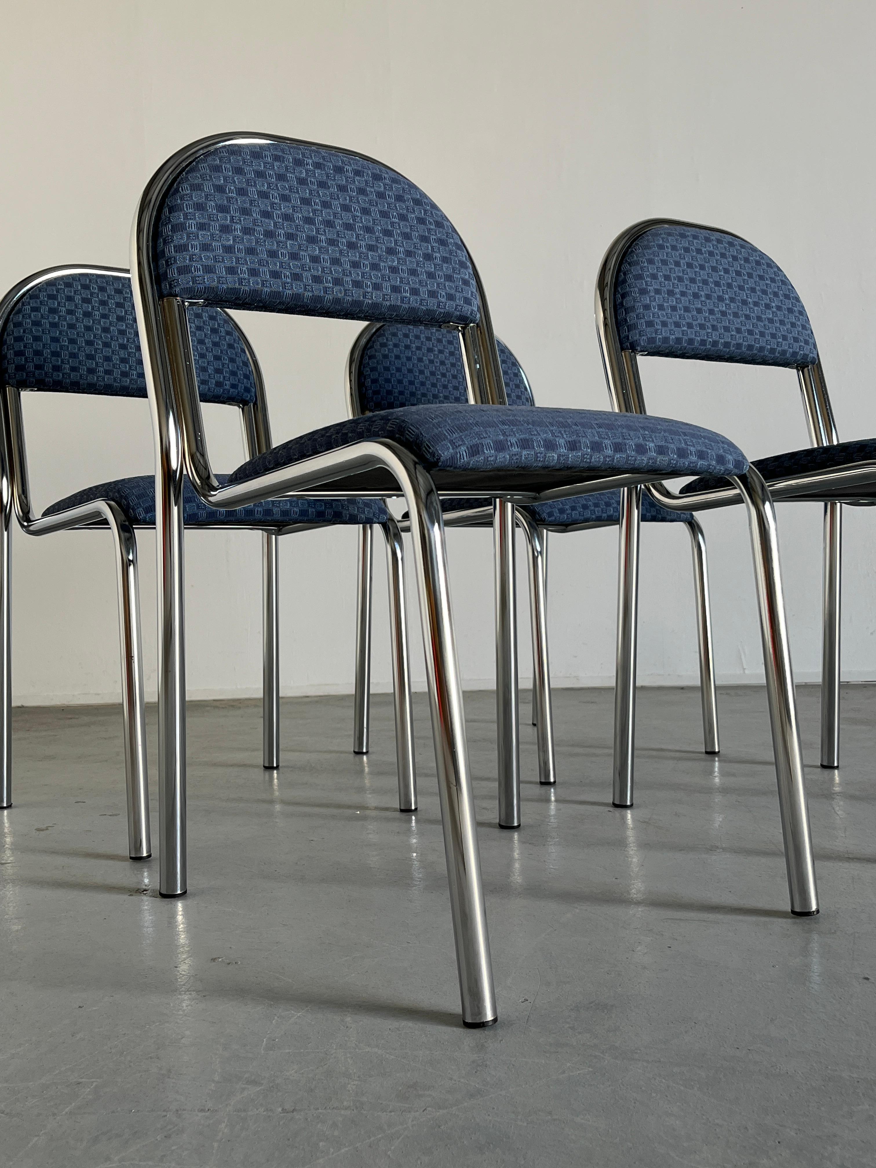 Satz von 4 stapelbaren Esszimmerstühlen aus Chromstahl im Bauhaus-Stil, 80er Jahre, Italien 1