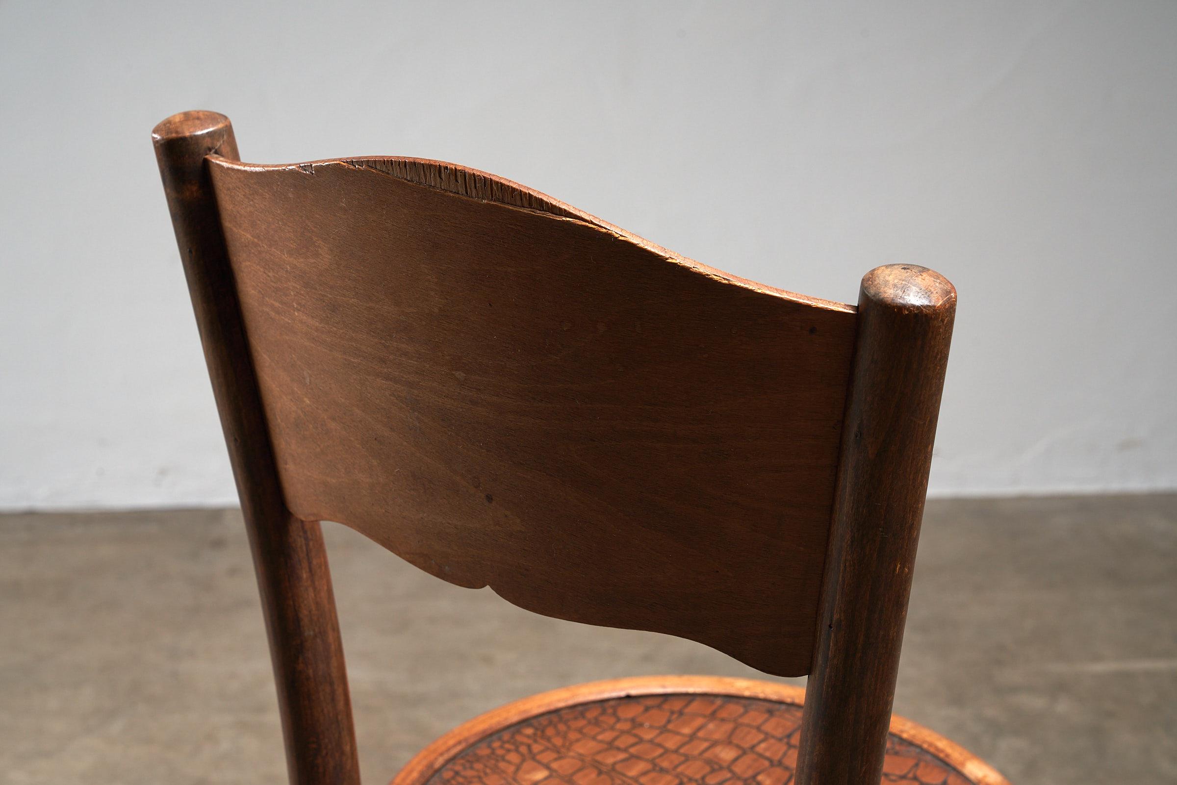 Ensemble de 4 chaises de bistro vintage en bois courbé avec motif de crocodile par Thonet en vente 3