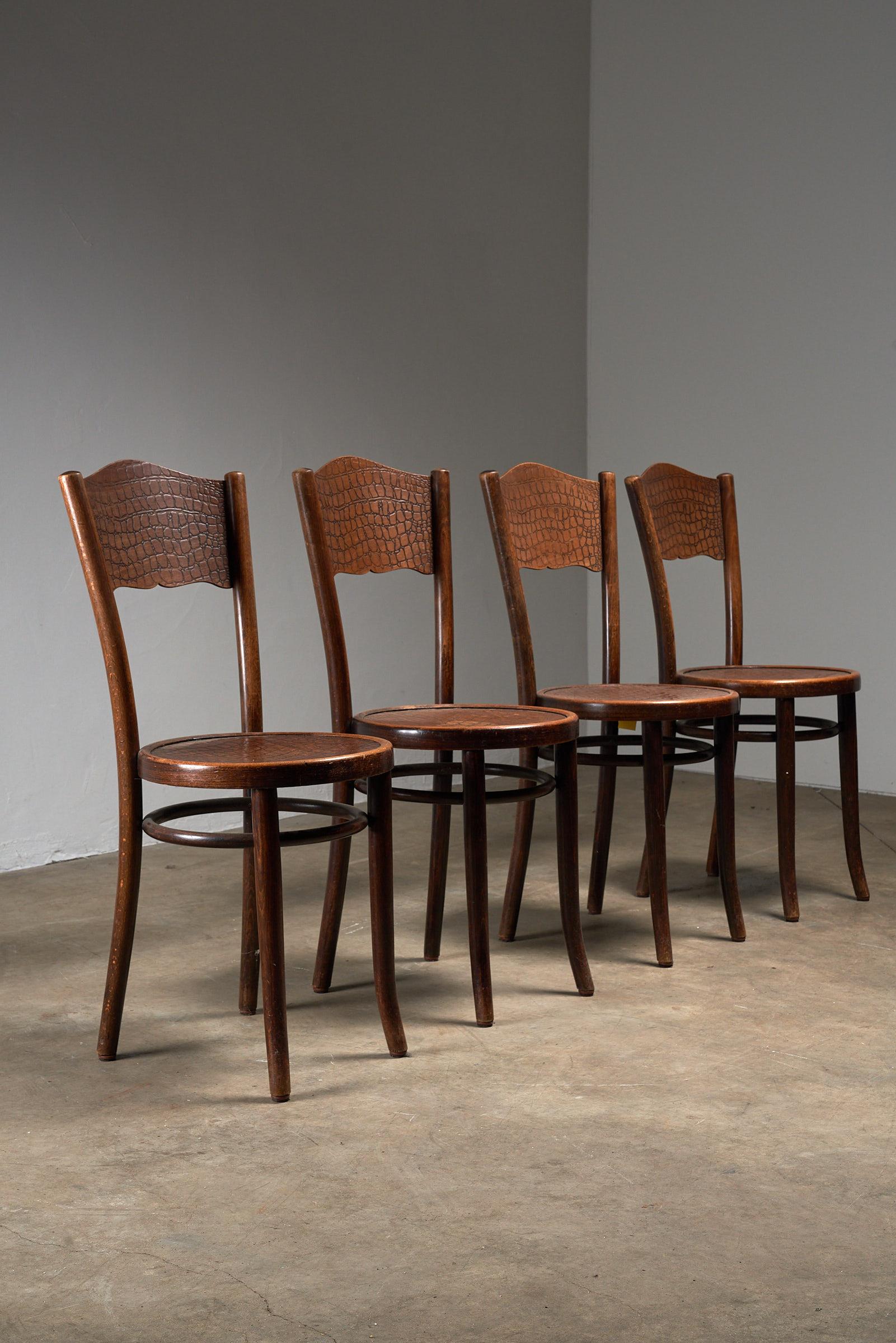 Polonais Ensemble de 4 chaises de bistro vintage en bois courbé avec motif de crocodile par Thonet en vente
