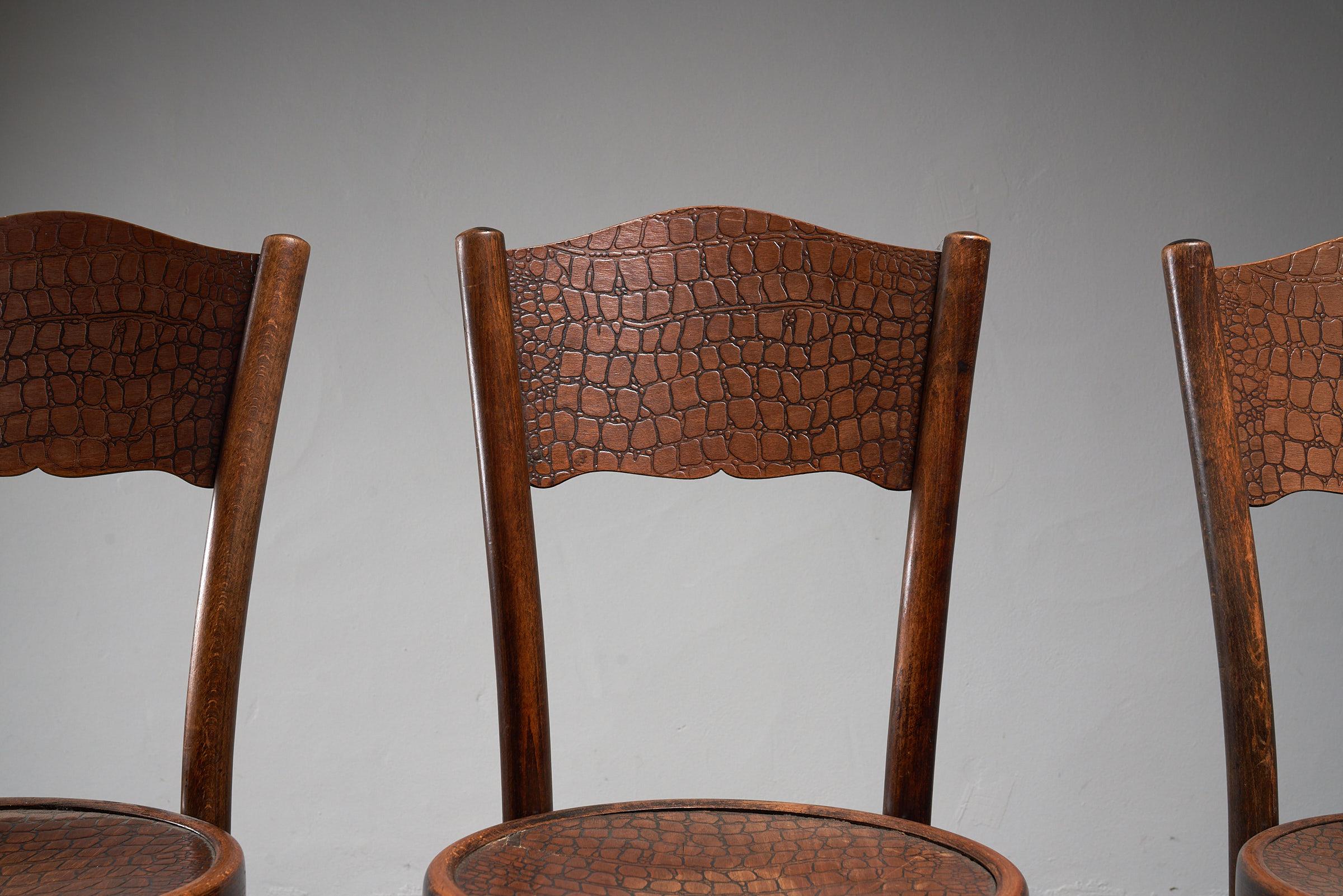 Début du 20ème siècle Ensemble de 4 chaises de bistro vintage en bois courbé avec motif de crocodile par Thonet en vente