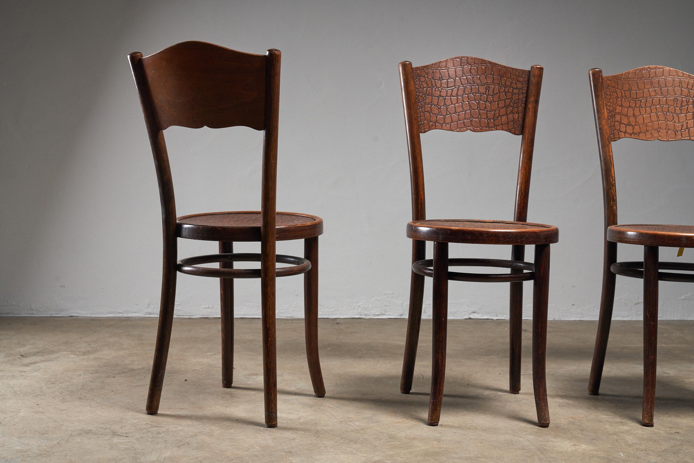 Ensemble de 4 chaises de bistro vintage en bois courbé avec motif de crocodile par Thonet en vente 1