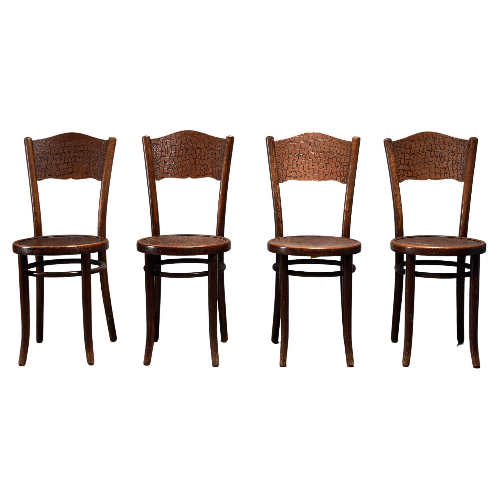 Ensemble de 4 chaises de bistro vintage en bois courbé avec motif de crocodile par Thonet en vente