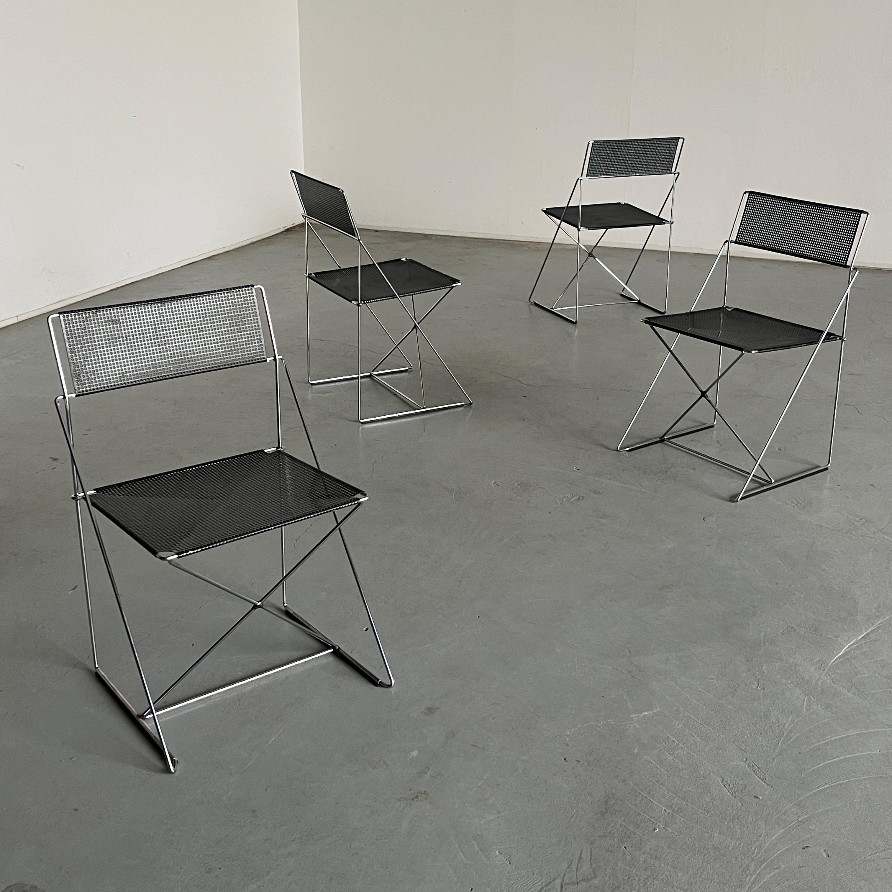 Minimalismo Set di 4 sedie vintage nere 'X-Line' di Niels Jørgen Haugesen per Magis, anni '80 in vendita