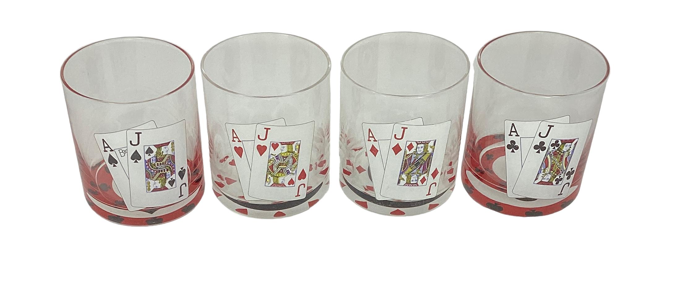 Satz von 4 Vintage Blackjack Double Rocks Gläsern. Jedes Glas mit einem Blackjack-Blatt und der Boden jedes Glases mit den Suiten von Karo, Herz, Club und Pik.