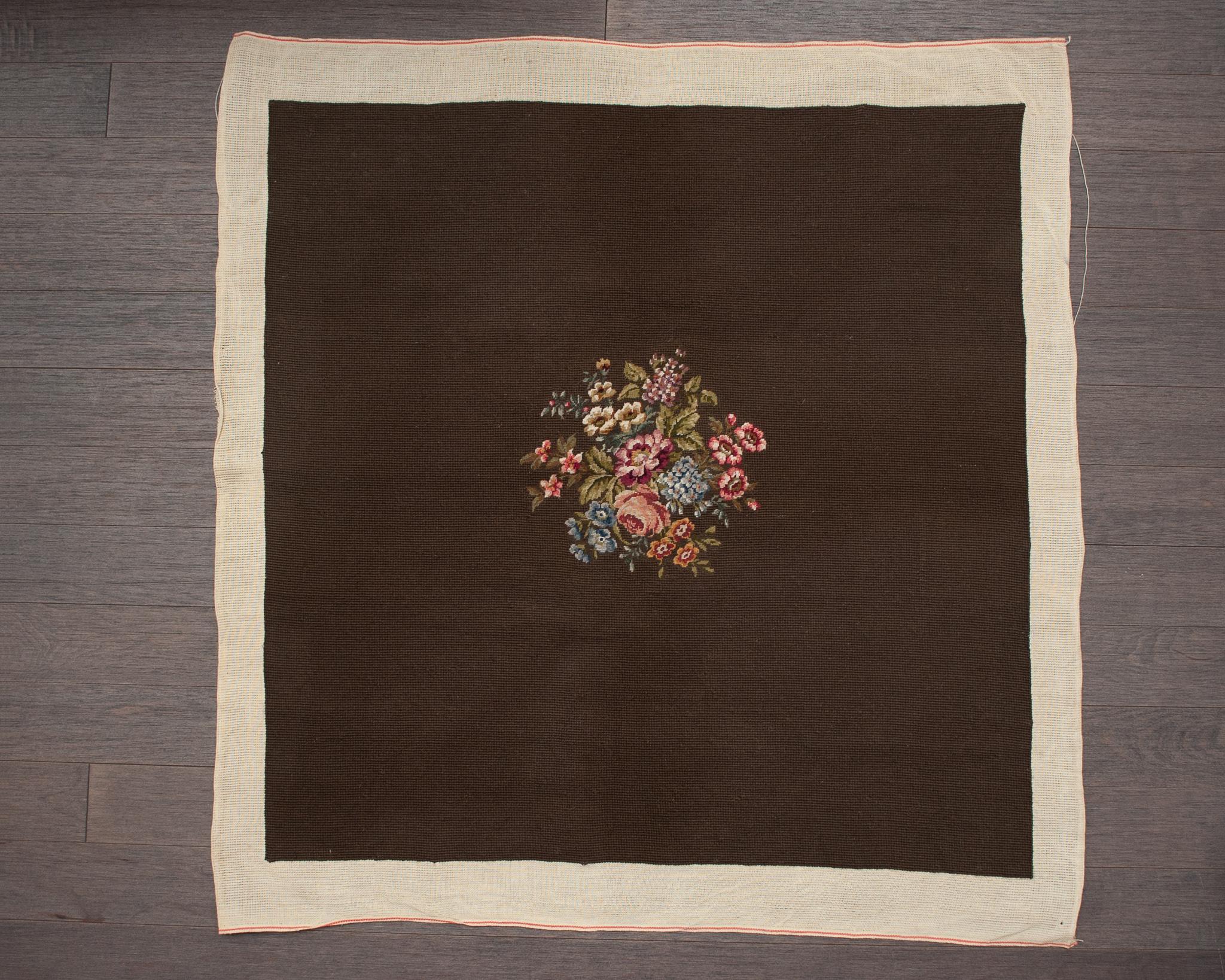 Un ensemble de 4 panneaux de laine marron vintage pour tapisserie d'ameublement. 100% laine brodée à l'aiguille sur coton, brodé à la main sur toile de coton.  