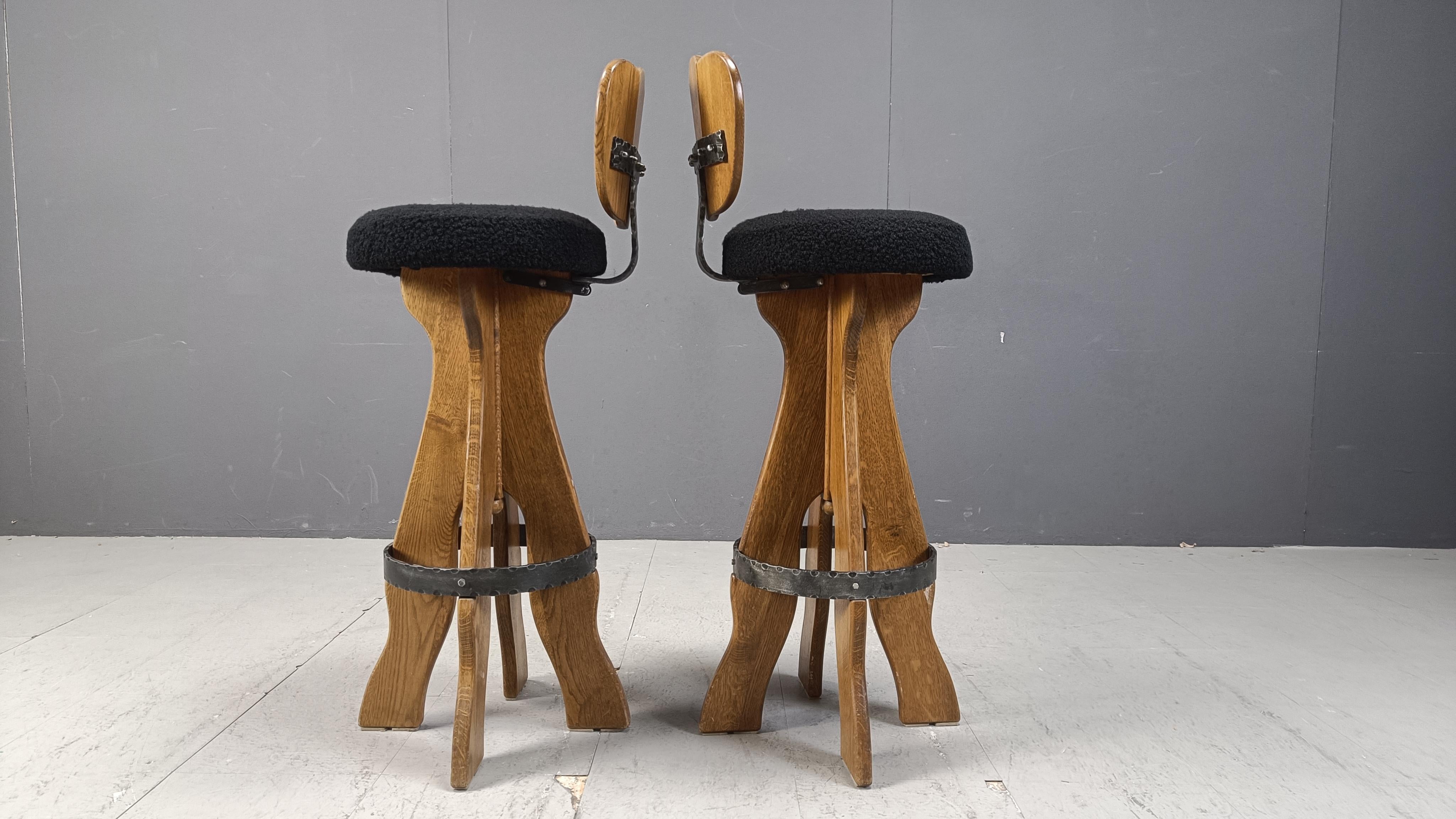 Mid century brutalist bar stools with backrests, reupholstered seats in a cosy and comfy black bouclé fabric.

Very sturdy design with a steel footrest

1960s - Belgium

Dimensions:
Height: 105cm
Width: 40cm
Depth: 40cm
Seat height: 85cm

Ref.: