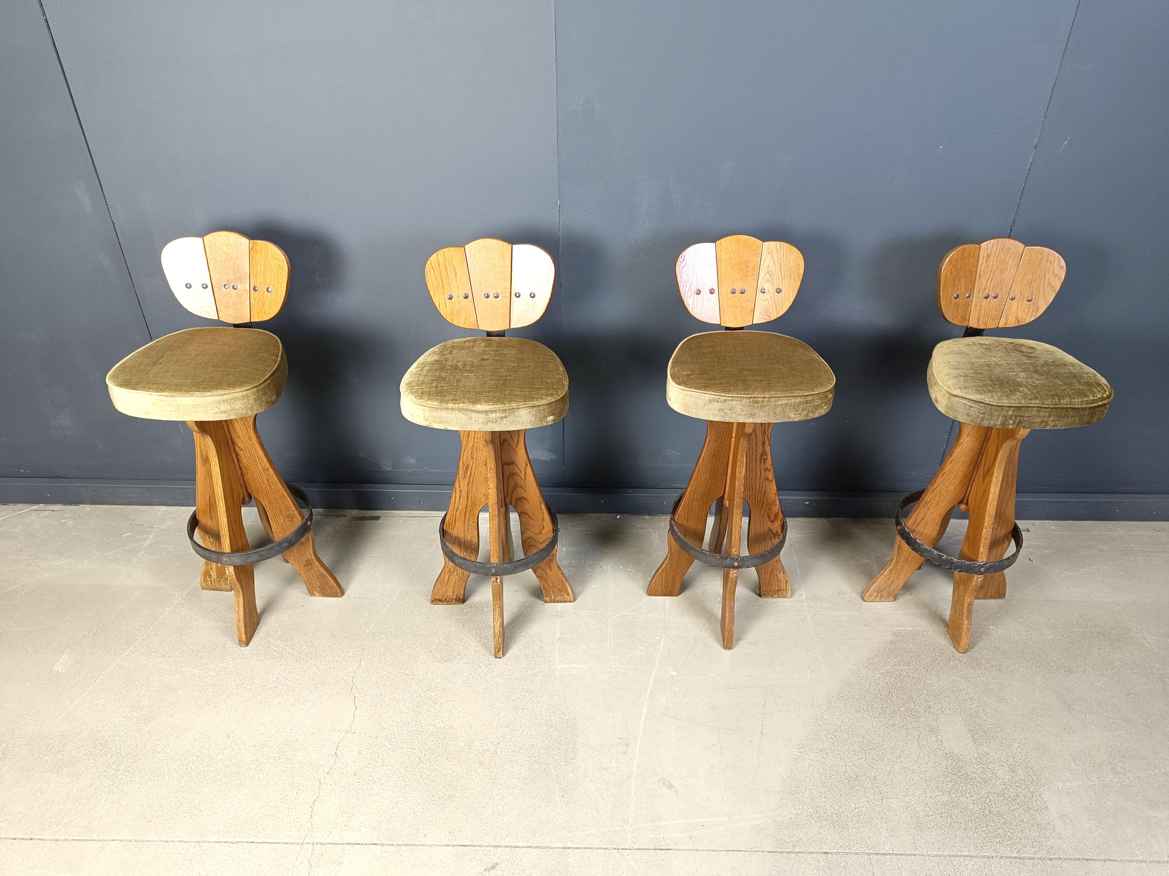 Mid century brutalist bar stools with backrests, thick and comfy olive green fabric seats and a very very sturdy frame.

Cool chuncky design with a steel ring footrest.

1960s - Belgium

Dimensions:
Height: 105cm
Width: 40cm
Depth: 40cm
Seat height: