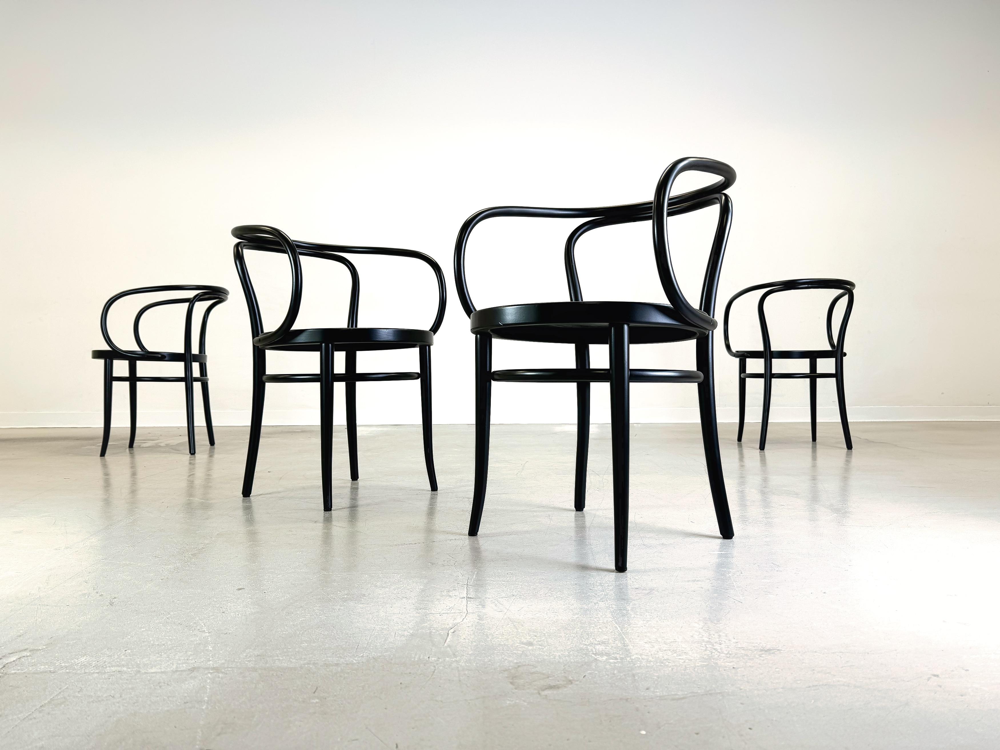 Wir bieten ein wunderschönes 4er Set Vintage Bugholzstühle von Thonet (Typ: 209) zum Verkauf an. Die Stühle stammen aus den Jahren 1984 und 1985. Das Modell zeichnet sich durch seine zeitlose Eleganz und Funktionalität aus und gilt seit Jahrzehnten
