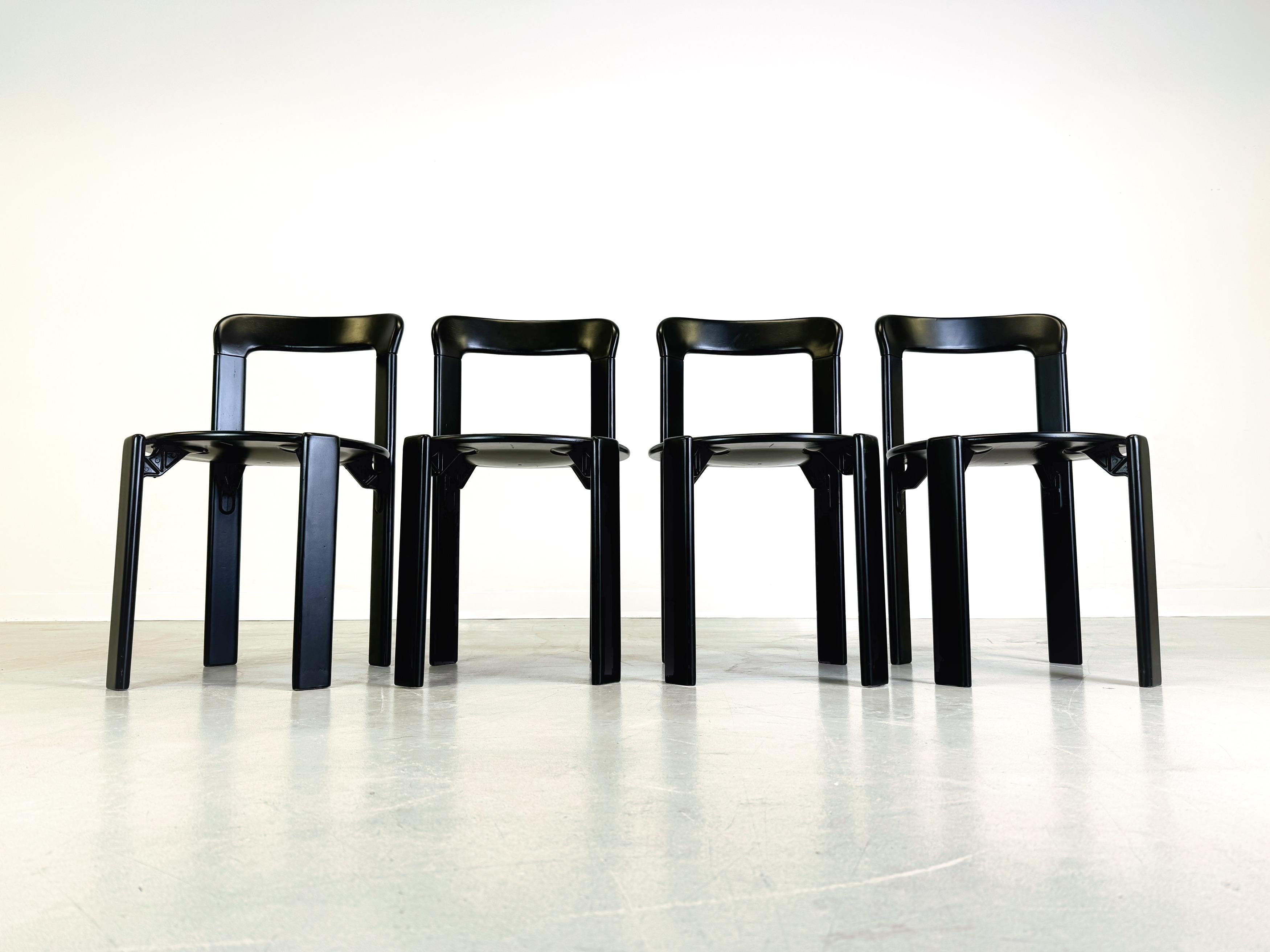 Nous proposons à la vente de magnifiques chaises vintage des années 1970, réalisées par Bruno Rey pour Kusch+Co, en noir. Ce modèle est aujourd'hui considéré comme un véritable classique du design et impressionne par sa stabilité et sa qualité