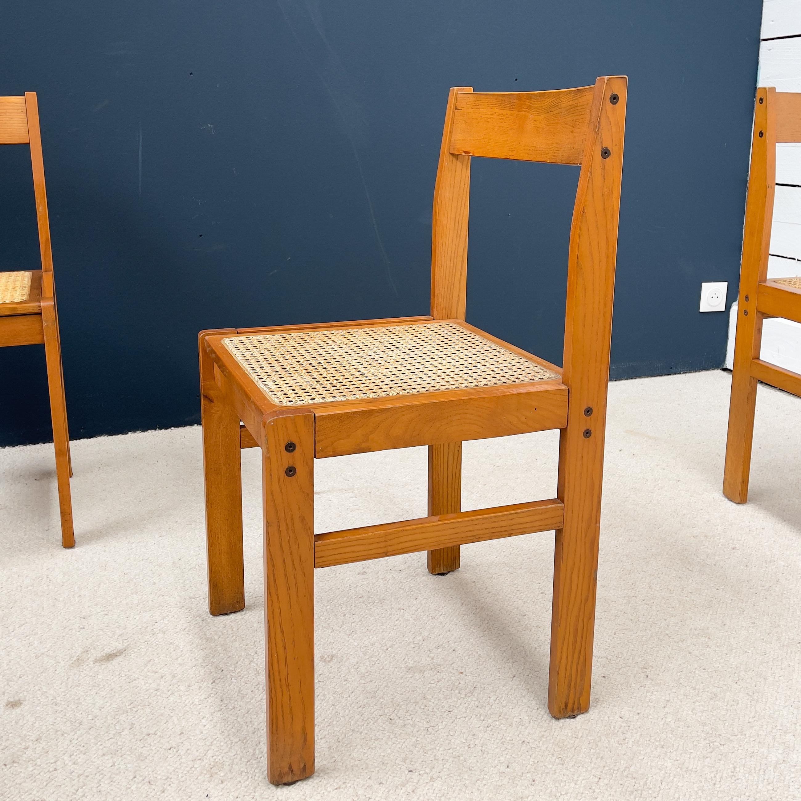 Set of 4 vintage chairs in ash and caning 1950
Structure of the chair in ash and seat in cane.
Seat height: 45 cm.