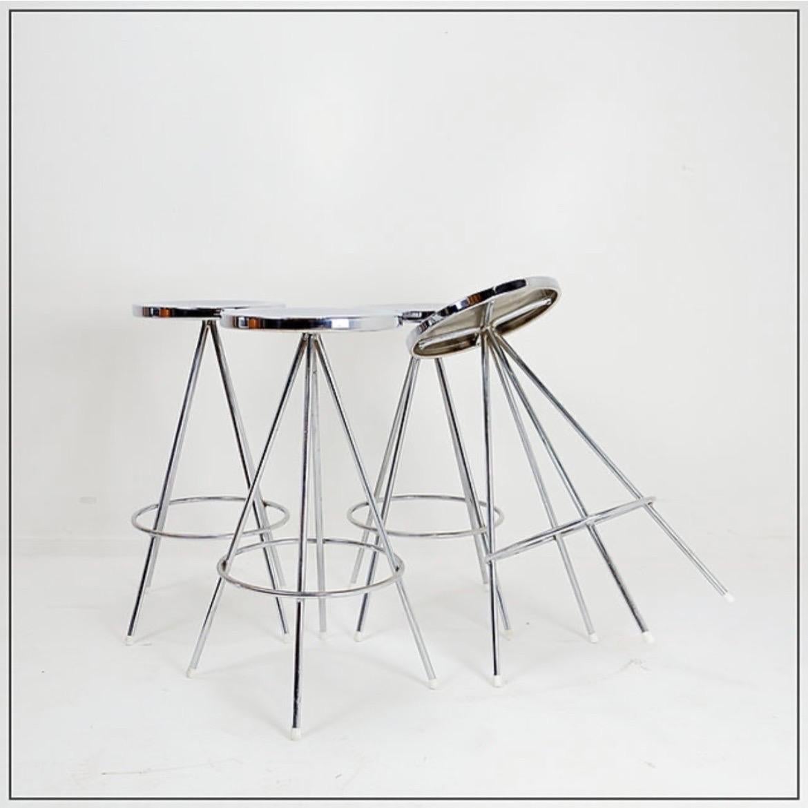 Set of 4 vintage chrome bar stools - 1970s
Wear consistent with age and use.
Bar - Furniture - Mid-Century
Measures : Seat  Ø28cm 30cmx30cm H:59cm