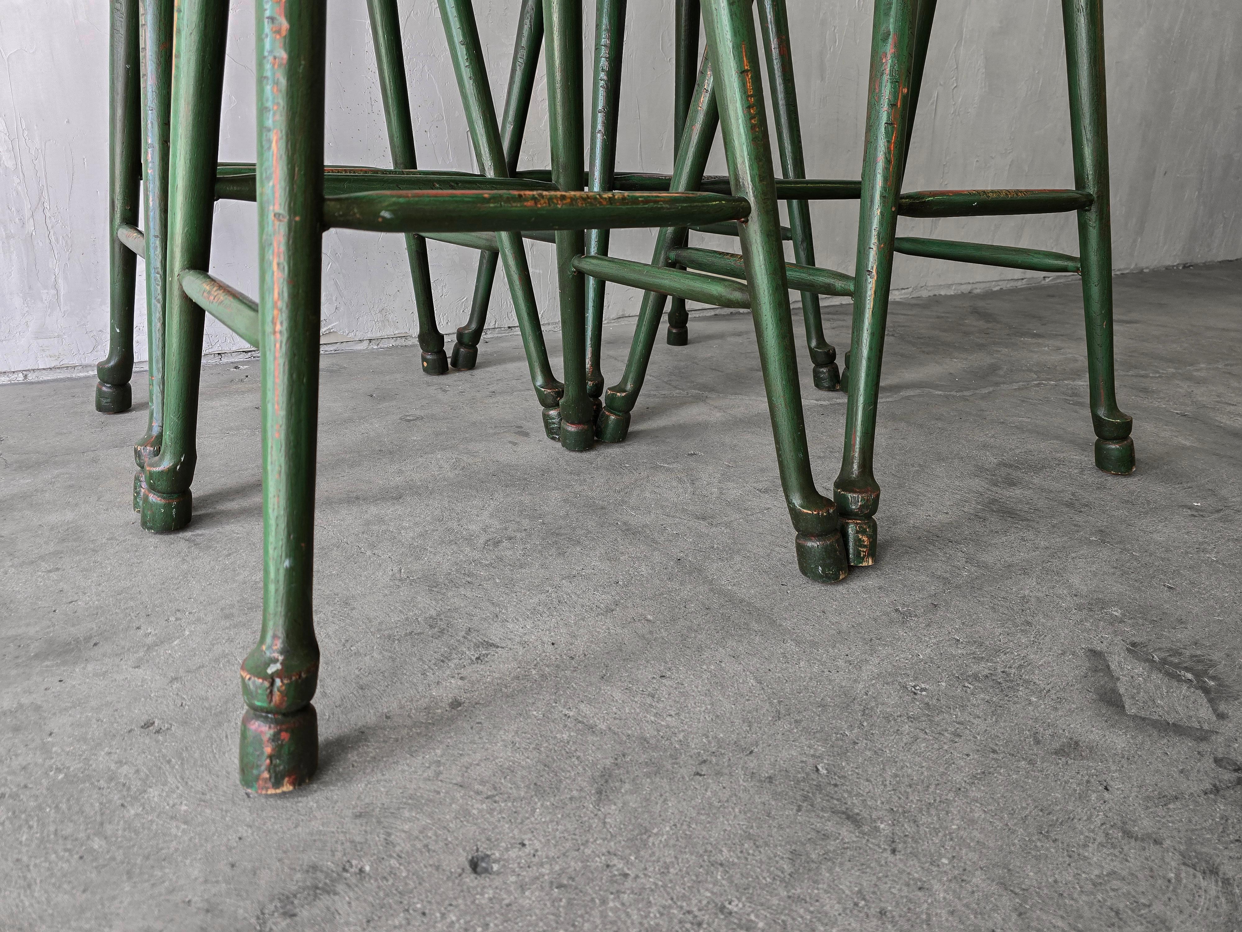 Ensemble de 4 tabourets de bar vintage de style artisanal vert à assise de selle en vente 5