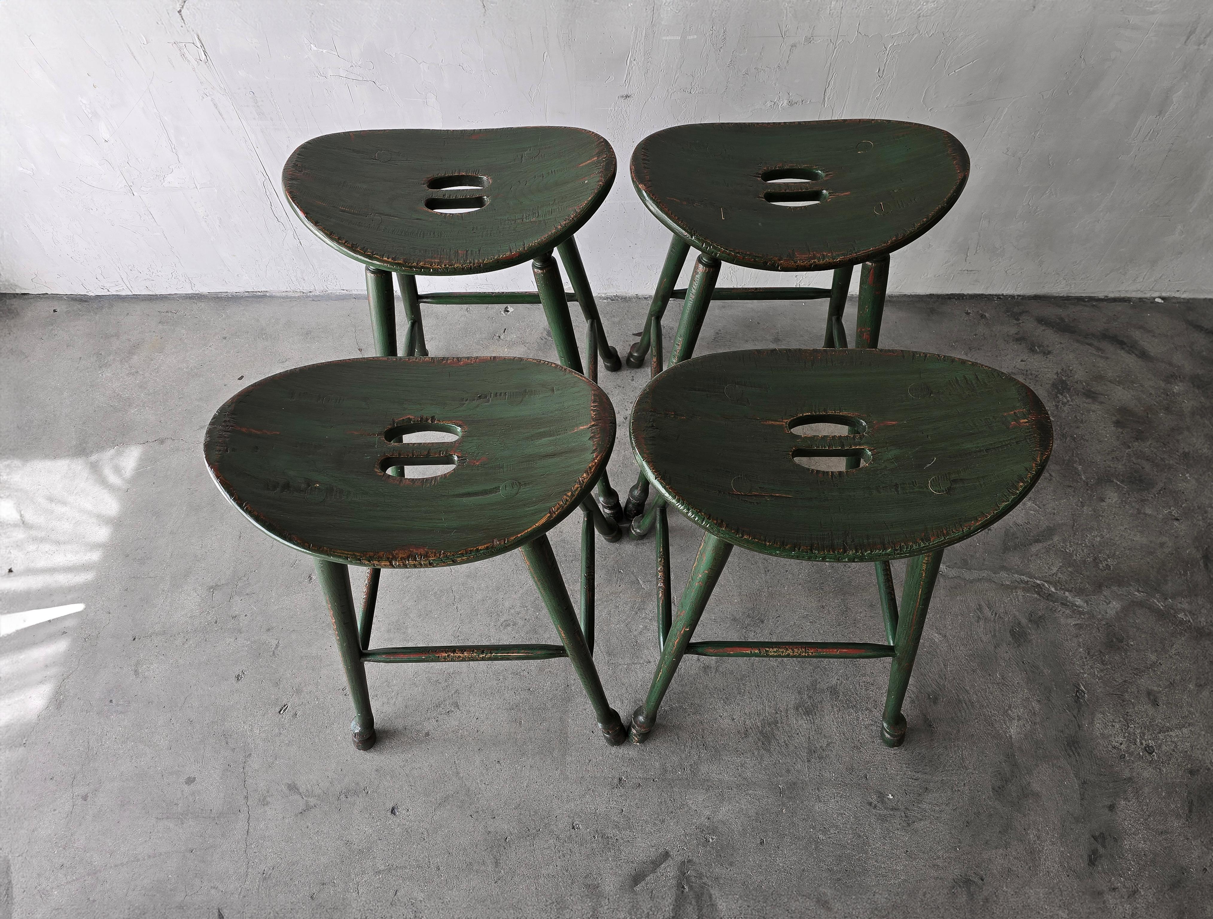 Ensemble de 4 tabourets de bar vintage de style artisanal vert à assise de selle Bon état - En vente à Las Vegas, NV