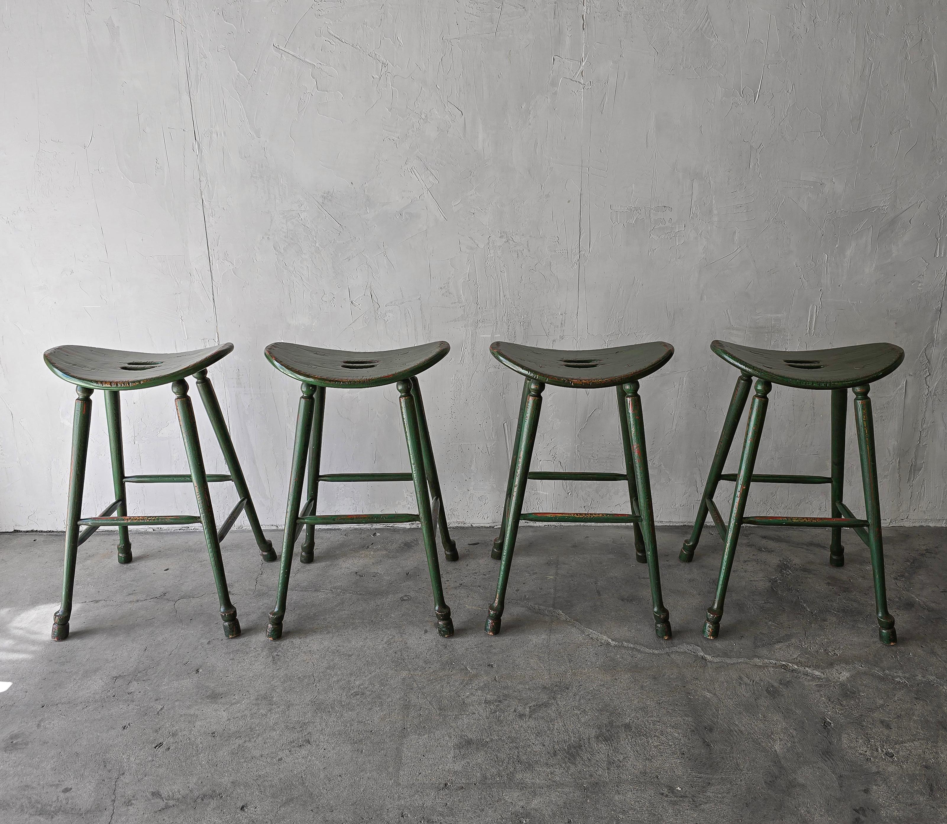20ième siècle Ensemble de 4 tabourets de bar vintage de style artisanal vert à assise de selle en vente