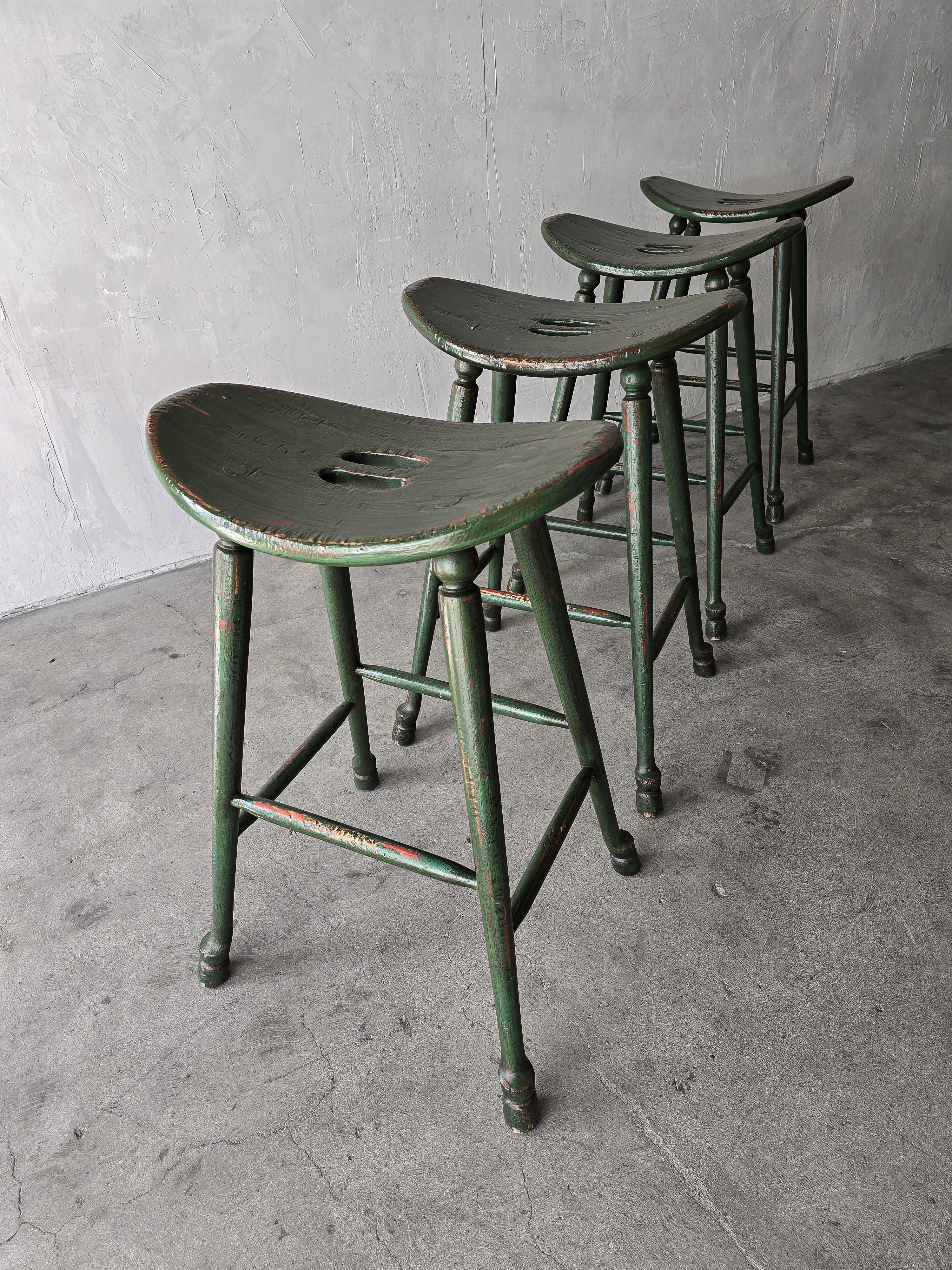 Ensemble de 4 tabourets de bar vintage de style artisanal vert à assise de selle en vente 1