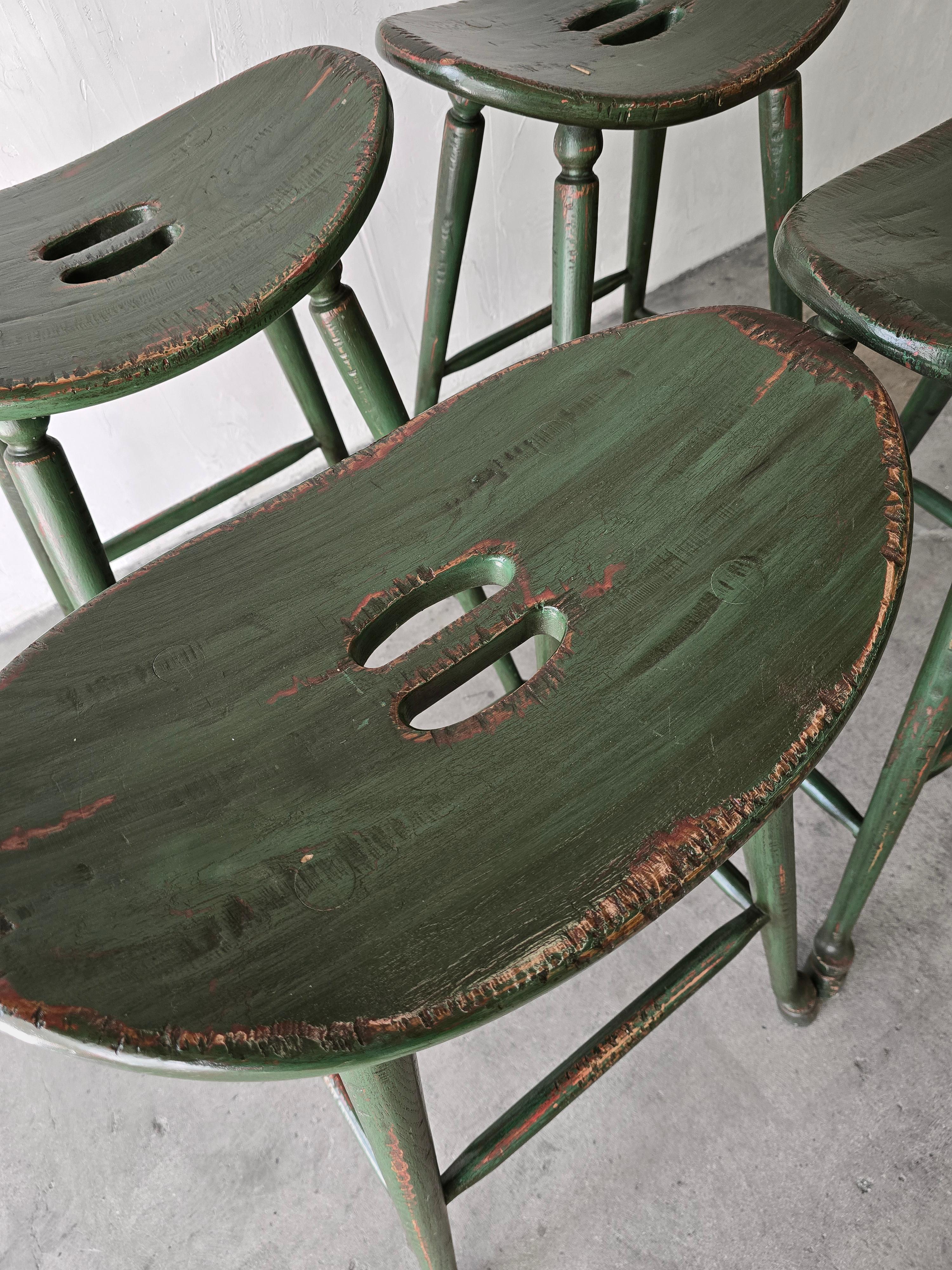 Ensemble de 4 tabourets de bar vintage de style artisanal vert à assise de selle en vente 2