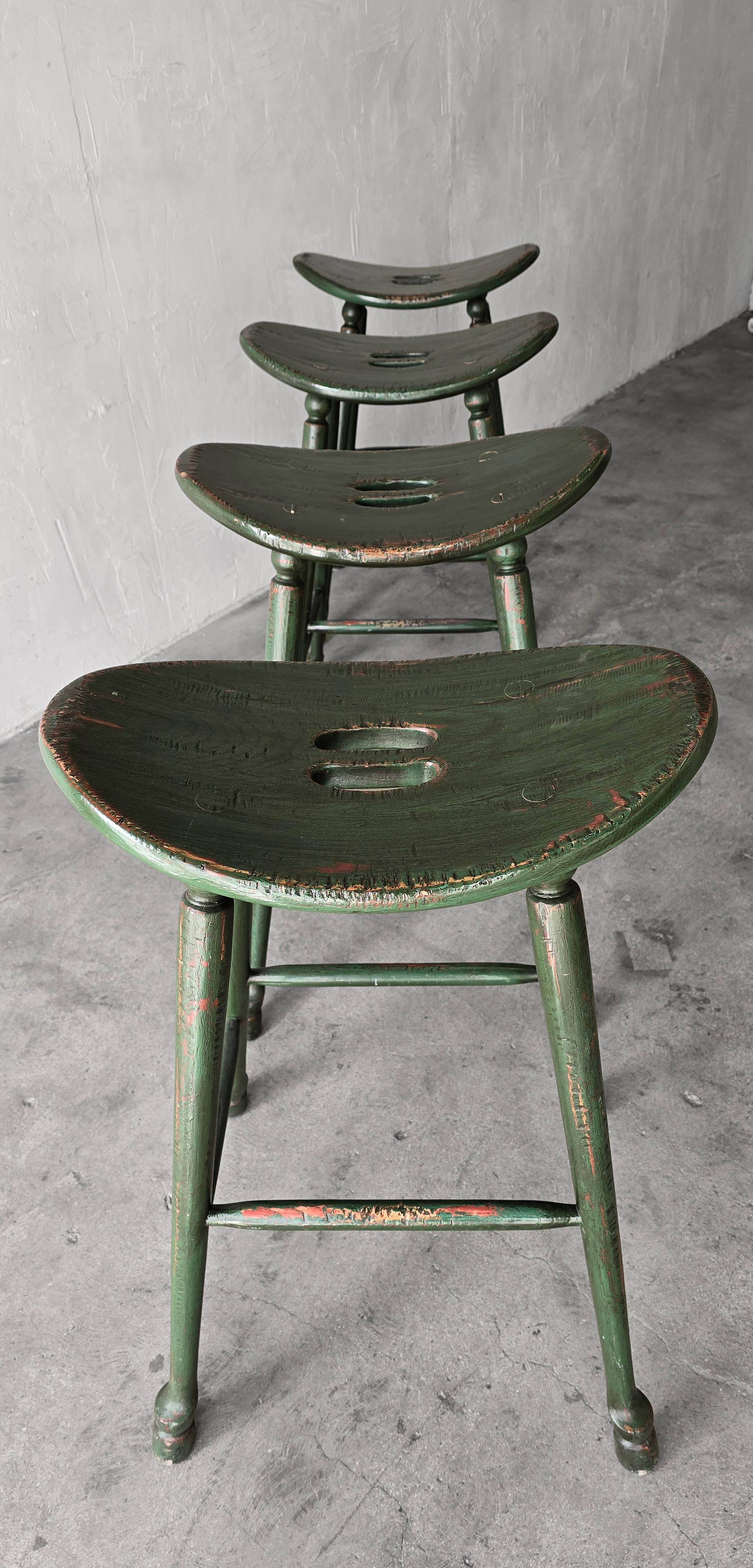 Ensemble de 4 tabourets de bar vintage de style artisanal vert à assise de selle en vente 3