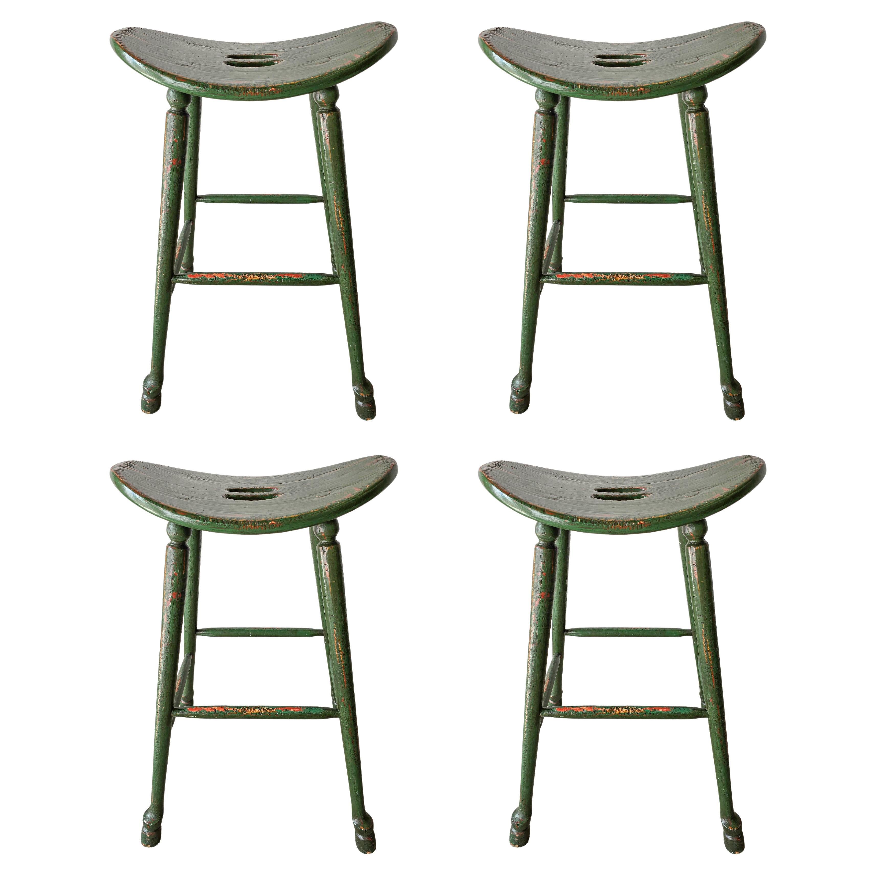 Ensemble de 4 tabourets de bar vintage de style artisanal vert à assise de selle en vente