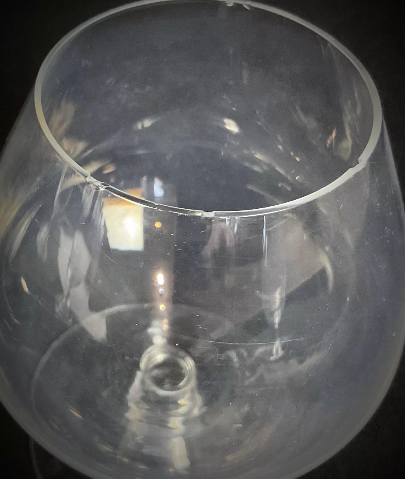 Elegante juego de cuatro copas de vino de cristal vintage, cada una de ellas con una artesanía atemporal. Aunque estos vasos conservan su encanto, presentan algunos pequeños signos de uso, como un ligero enturbiamiento, algunos arañazos y pequeñas