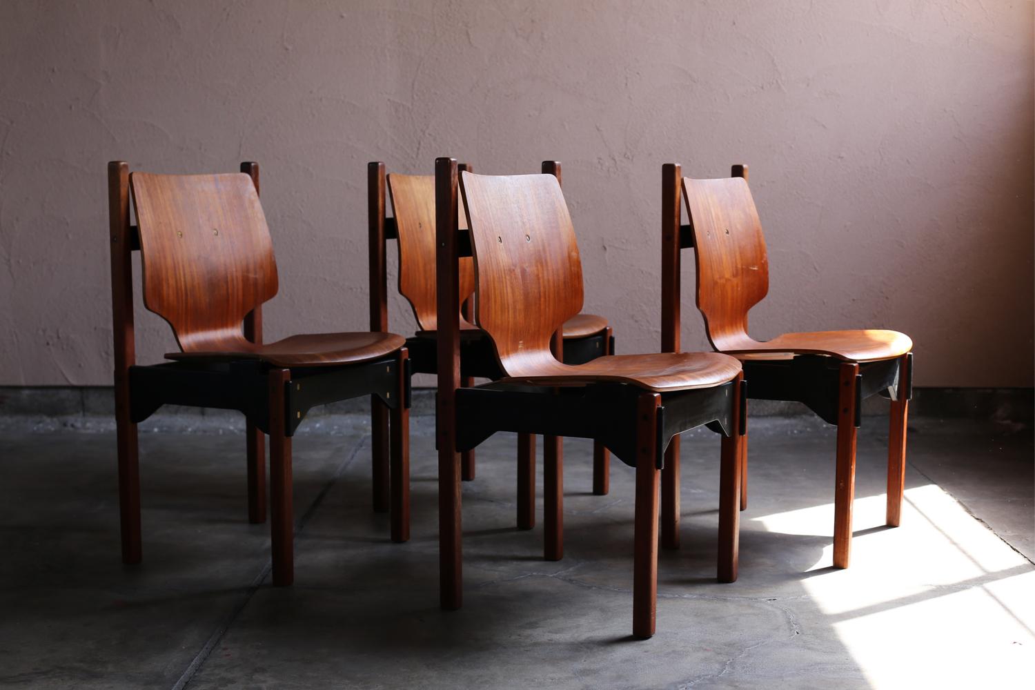 A set of 4 vintage design chairs made in Denmark.
There is a brass handle on the back of the plywood seat.
The parts that connect the legs are also decorated.
We don't know the designers of these chairs. But we think these designs are very nice.