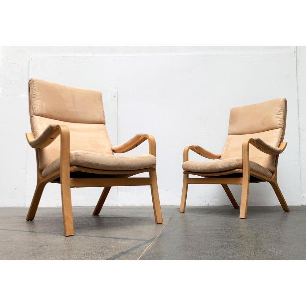 Eleganti sedie Easy Chair con braccioli del produttore danese Skalma.

La struttura della poltrona, elegantemente curvata, è realizzata in legno pieno. I bowholze anteriori formano le gambe e i braccioli anteriori. Gli altri le gambe posteriori, il