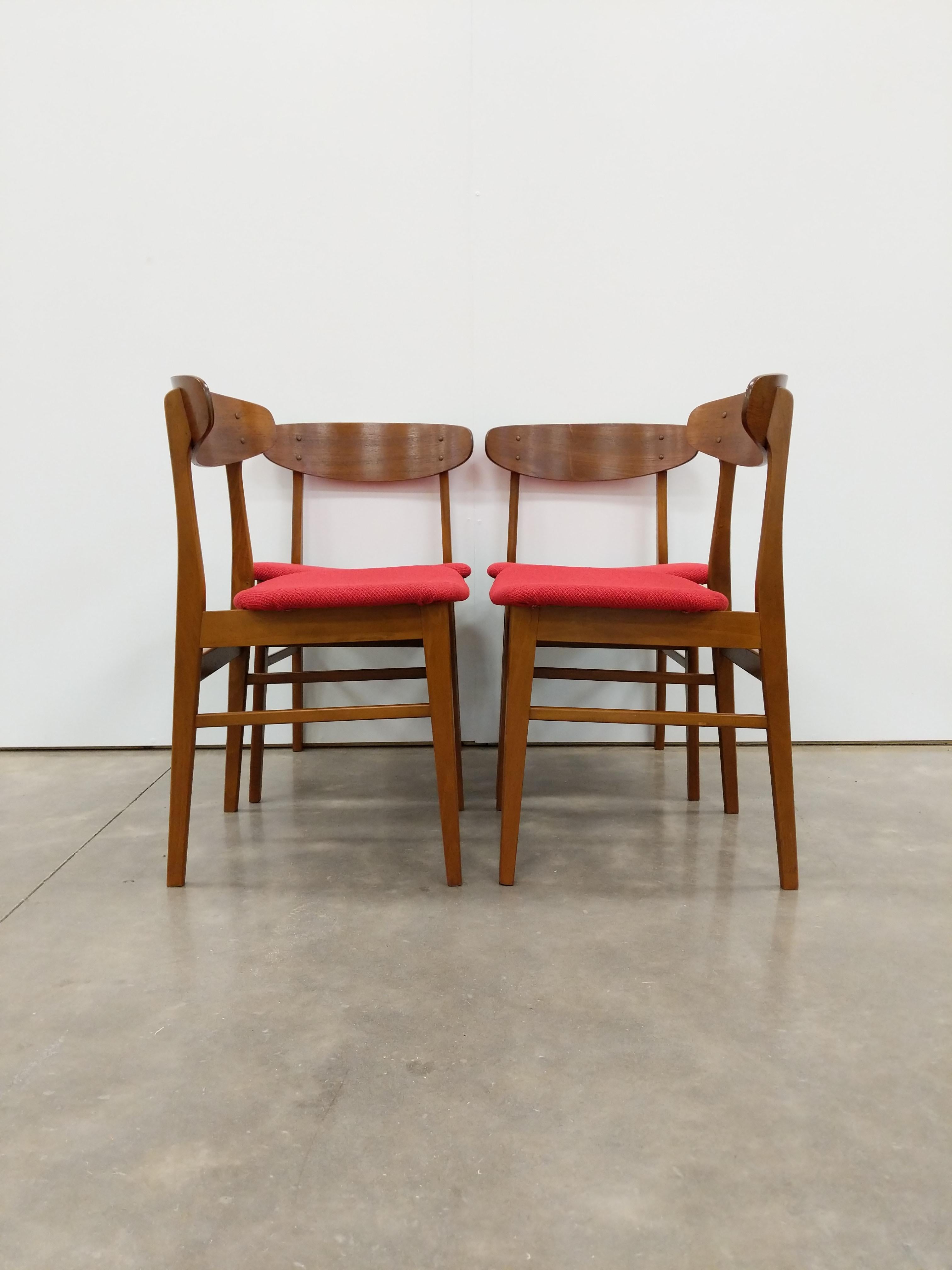 Set of 4 authentic vintage mid century Danish / Scandinavian Modern dining chairs.

This set is in excellent refurbished condition with brand new Knoll upholstery.

If you would like any additional details, please contact us.

Dimensions:
31.25”
