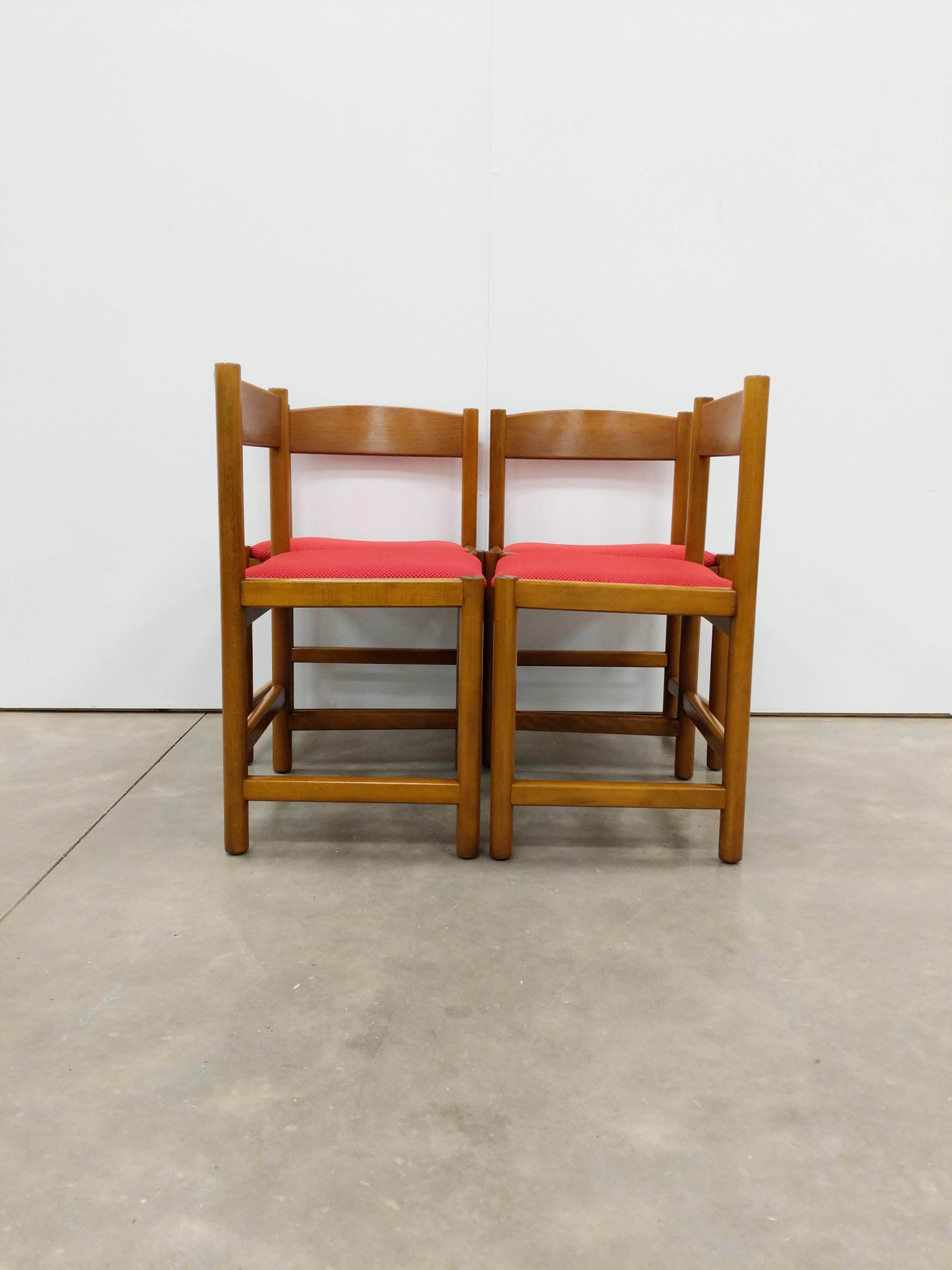 Set di 4 autentiche sedie da pranzo vintage della metà del secolo, in stile danese / moderno scandinavo.

Di Farstrup.

Etichetta del produttore sul fondo.

Questo set è in condizioni eccellenti e ricondizionato con tappezzeria Knoll nuova di zecca
