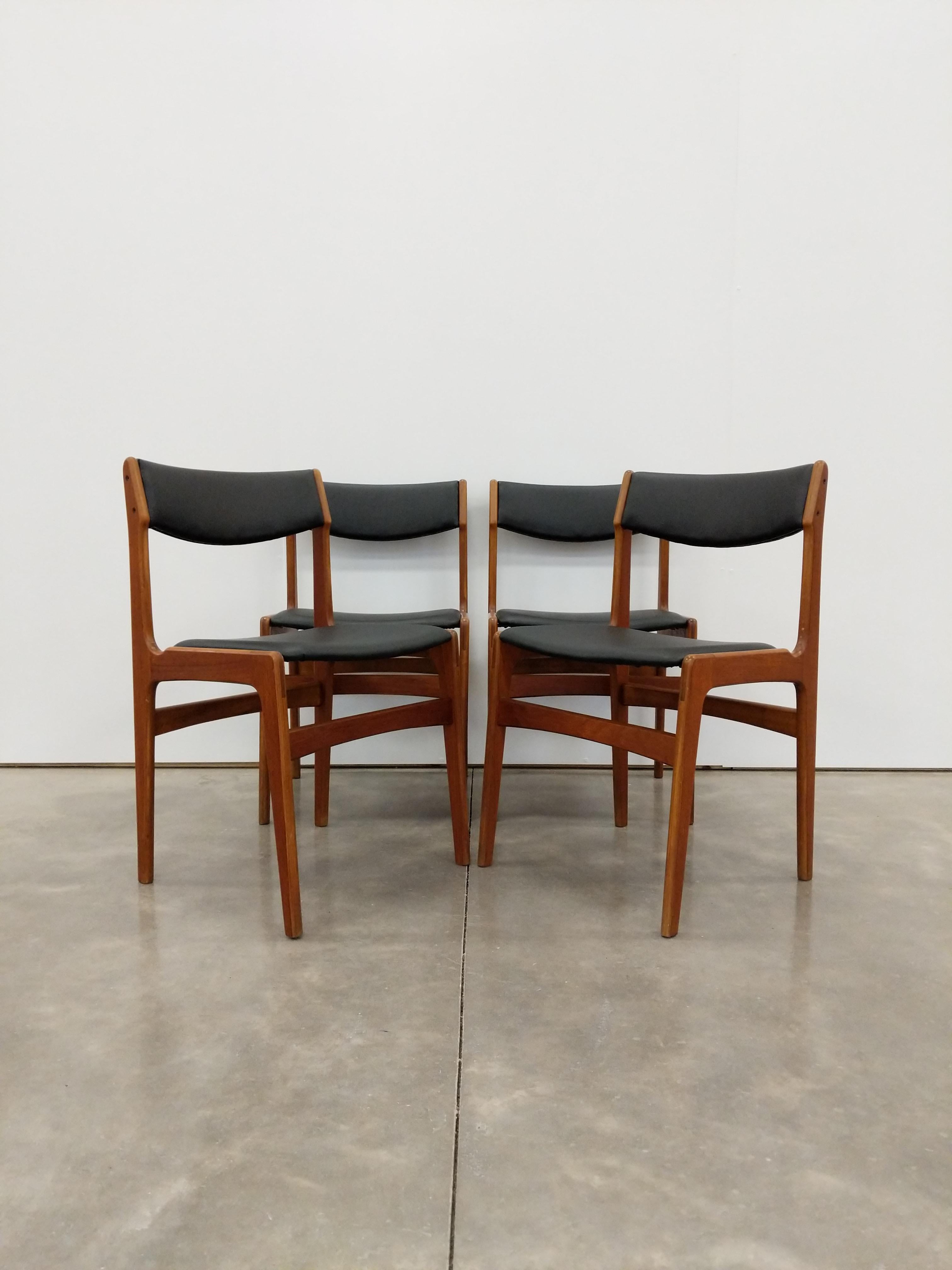 Set of 4 authentic vintage mid century Danish / Scandinavian Modern dining chairs.

This set is in excellent condition with brand new upholstery and very few signs of age-related wear (see photos).

If you would like any additional details, please