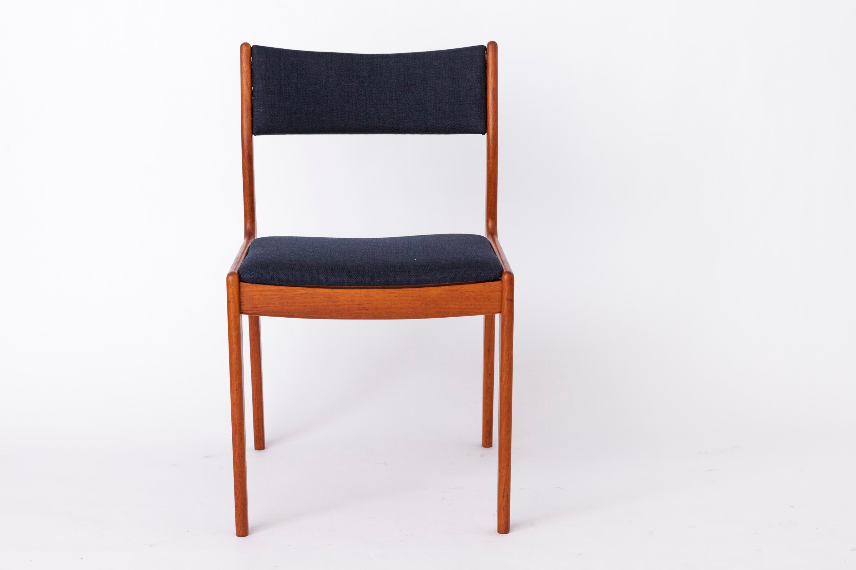 Set di 4 sedie Vintage By  Johannes Andersen  1960s ✨

🪑 Design e artigianato danese senza tempo
Uno splendido set di 4 sedie vintage del famoso designer danese Johannes Andersen, realizzate per Idum Møbelfabrik negli anni Sessanta. Caratterizzate