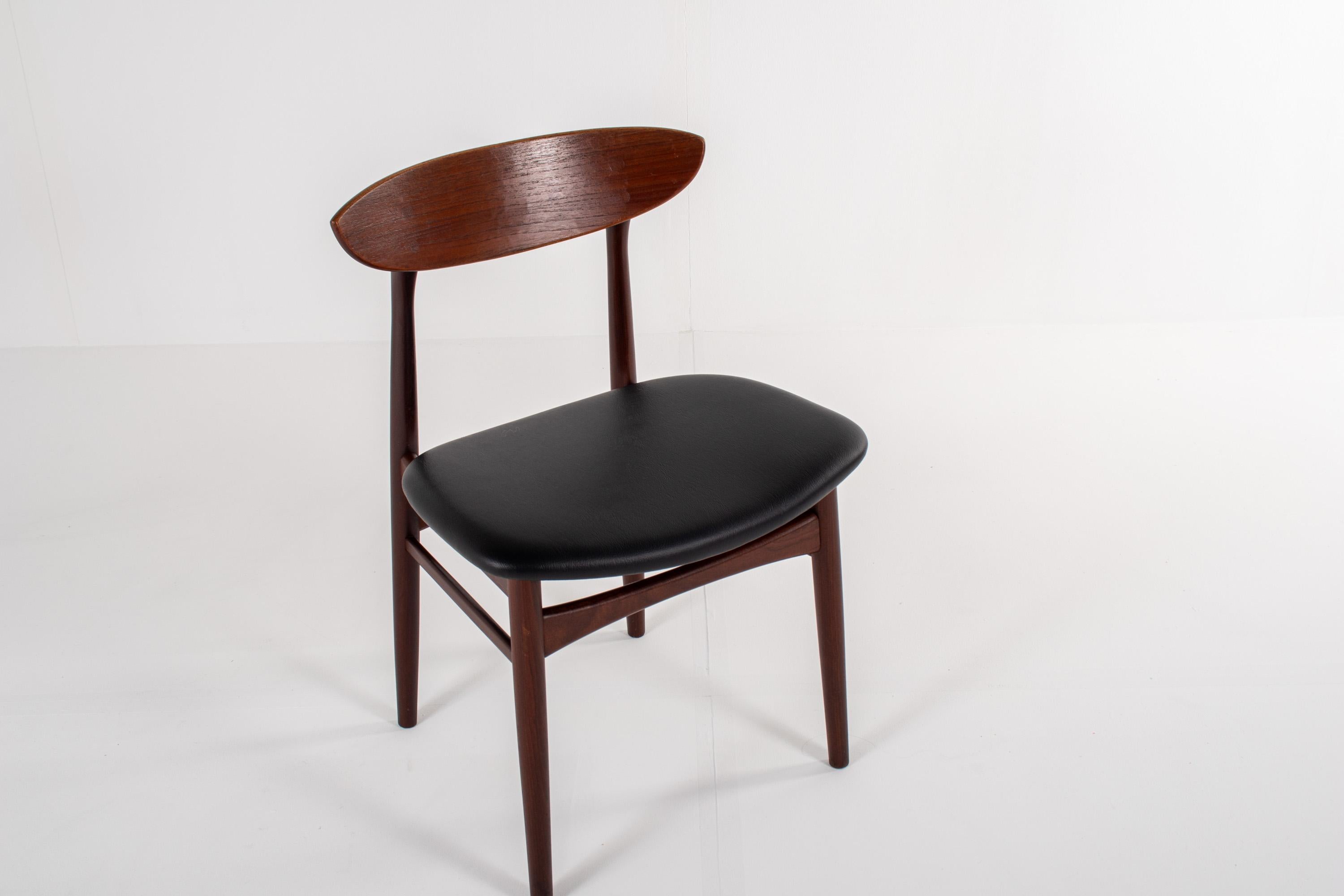 Set of 4 Vintage Danish Teak Dining Chairs, Mid-Century Modern Design, 1960s (Kunstleder) im Angebot