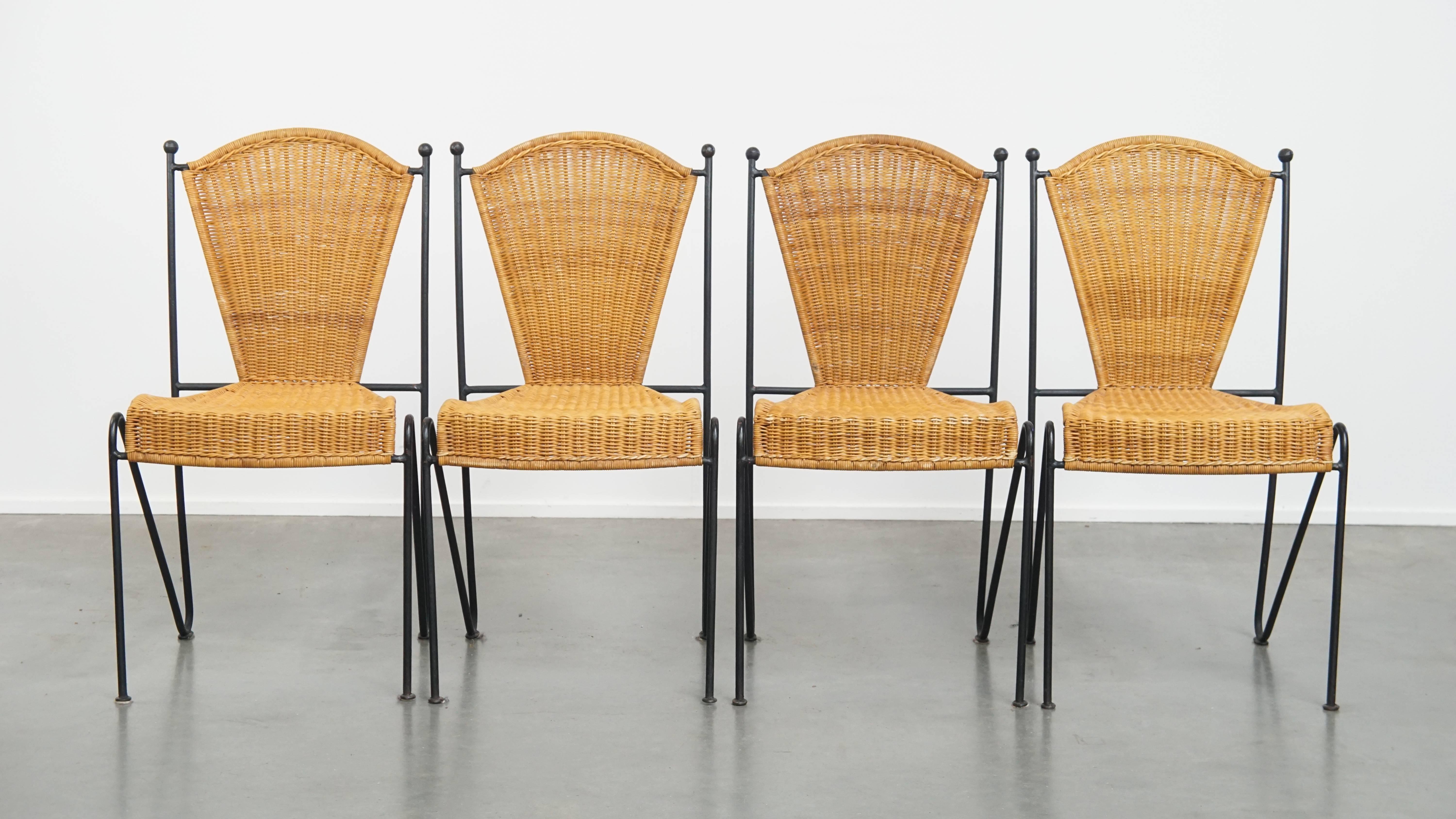 In offerta questo grazioso set di 4 sedie da pranzo dal design vintage di Frederick Weinberg, realizzate in ferro battuto e rattan. 

Queste eccezionali sedie da pranzo vintage sono state disegnate da Frederick Weinberg. Presentano una robusta